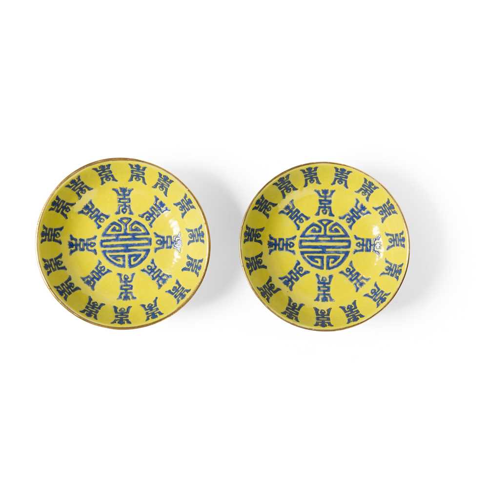 PAIR OF YELLOW GROUND BLUE ENAMELED 3c69bd