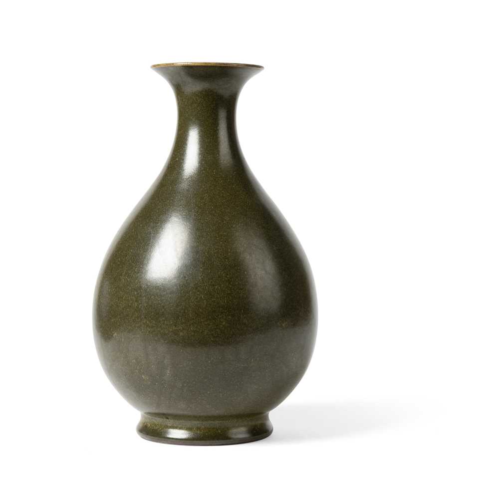 TEA-DUST-GLAZED YUHUCHUN VASE
QING