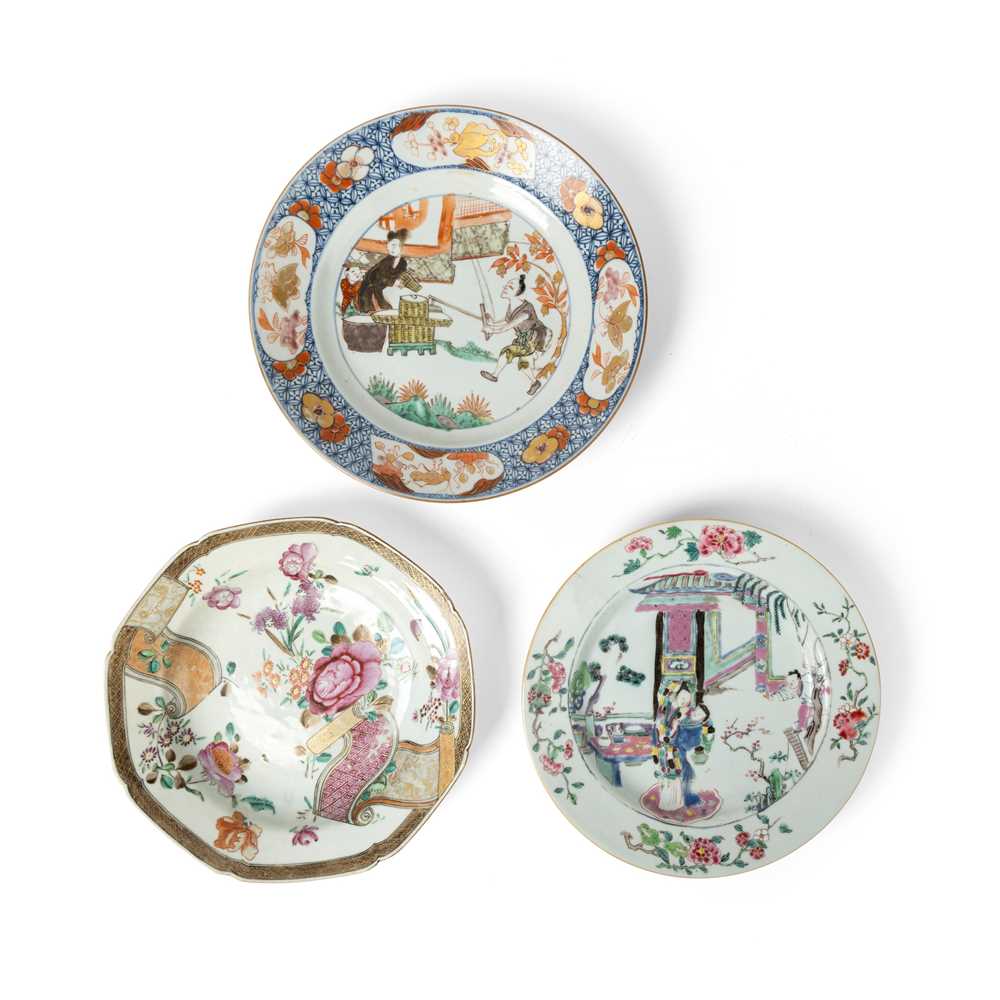 GROUP OF THREE FAMILLE ROSE PLATES
QING