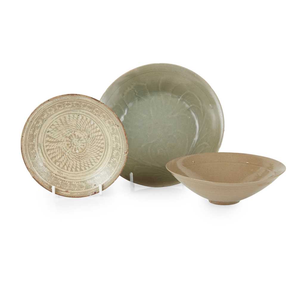 COLLECTION OF THREE KOREAN CELADON 3c6a31