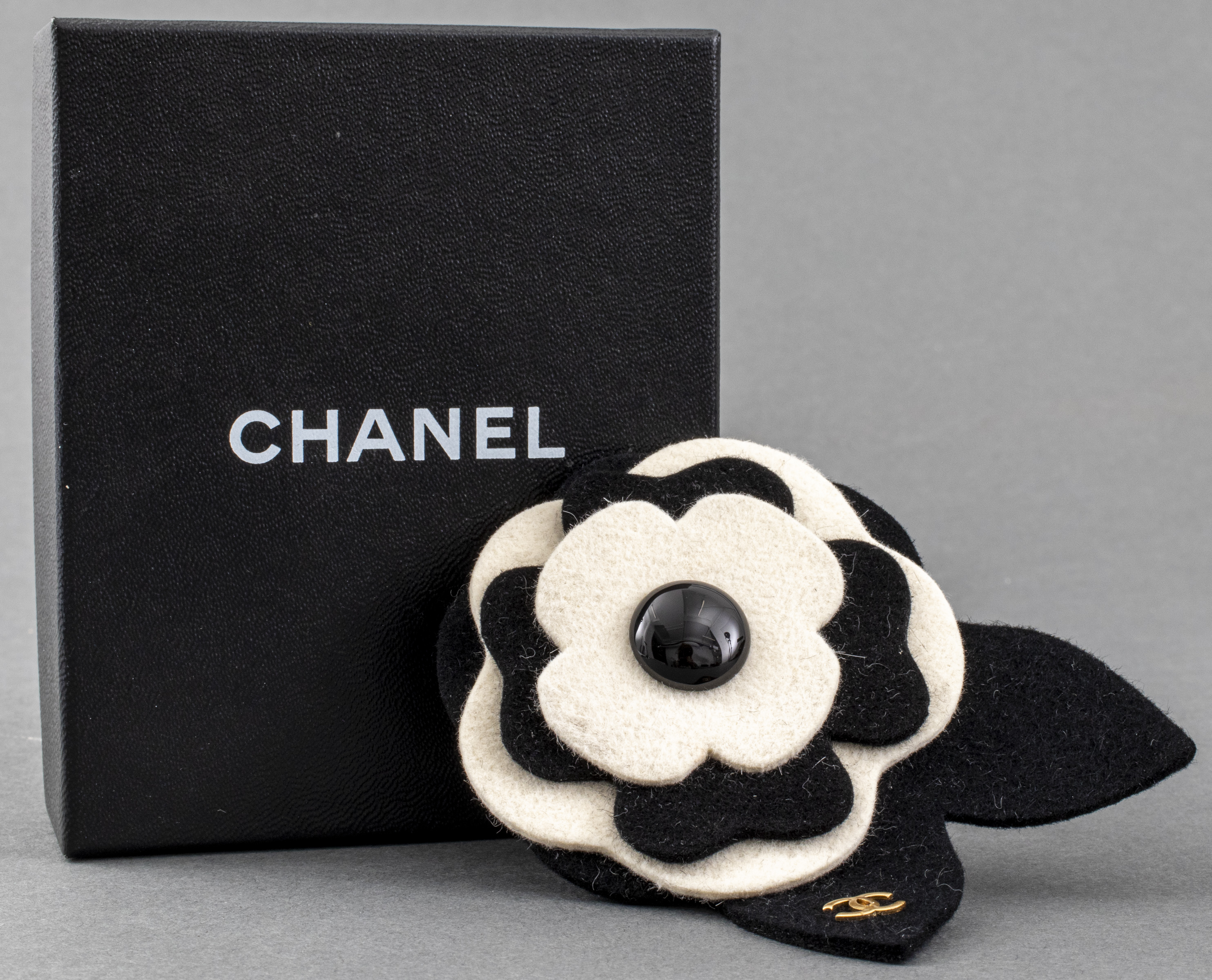 CHANEL BLACK WHITE FELT CAMELLIA 3c4712