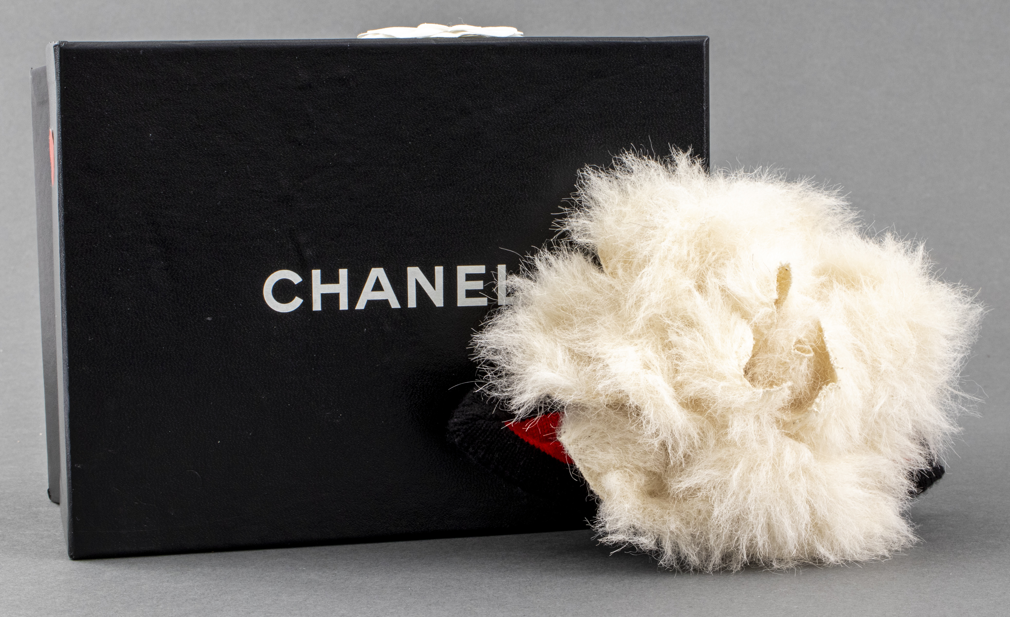 CHANEL WHITE FAUX FUR CAMELLIA 3c4713