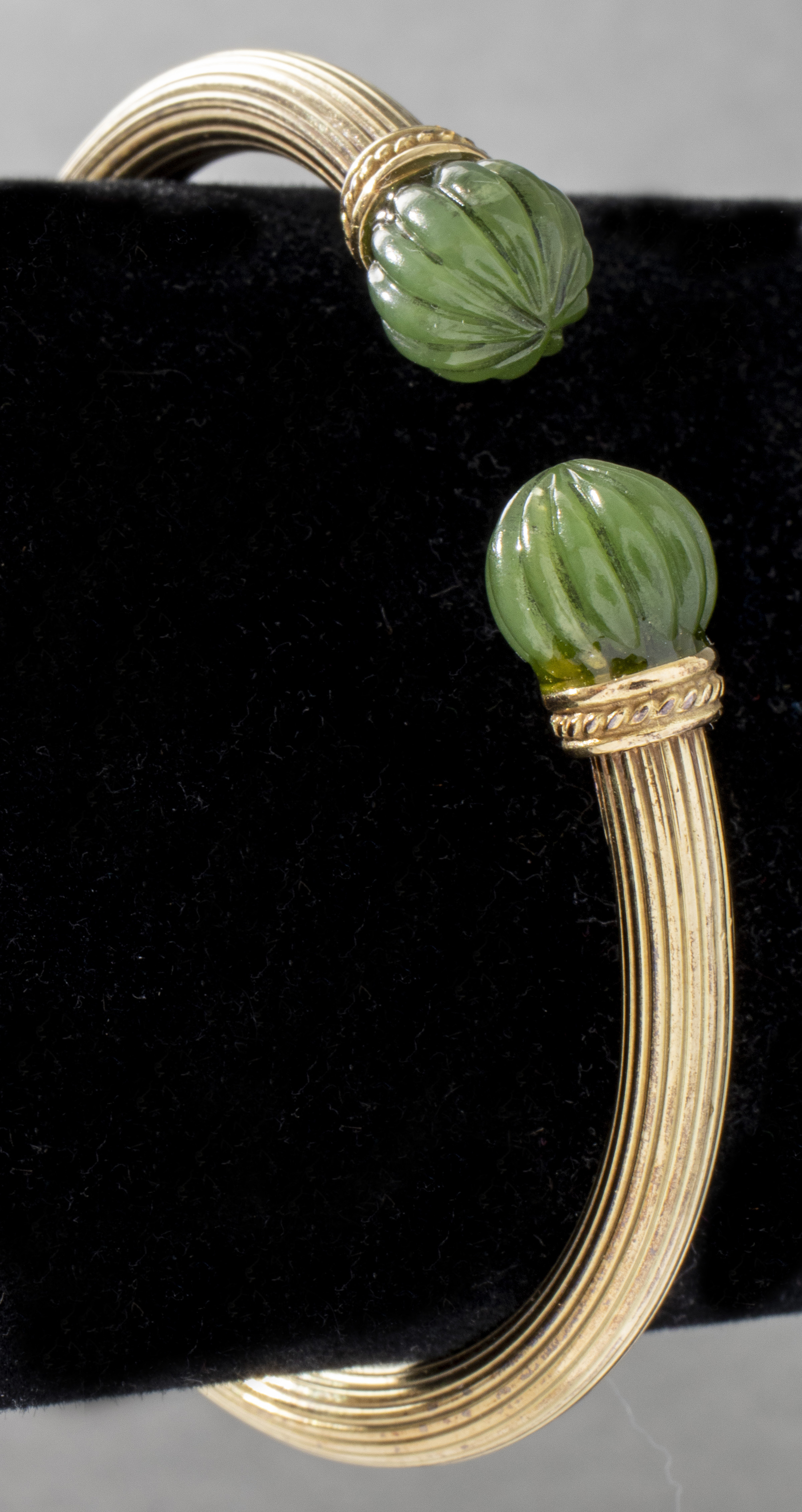 VINTAGE 14K YELLOW GOLD JADE BANGLE