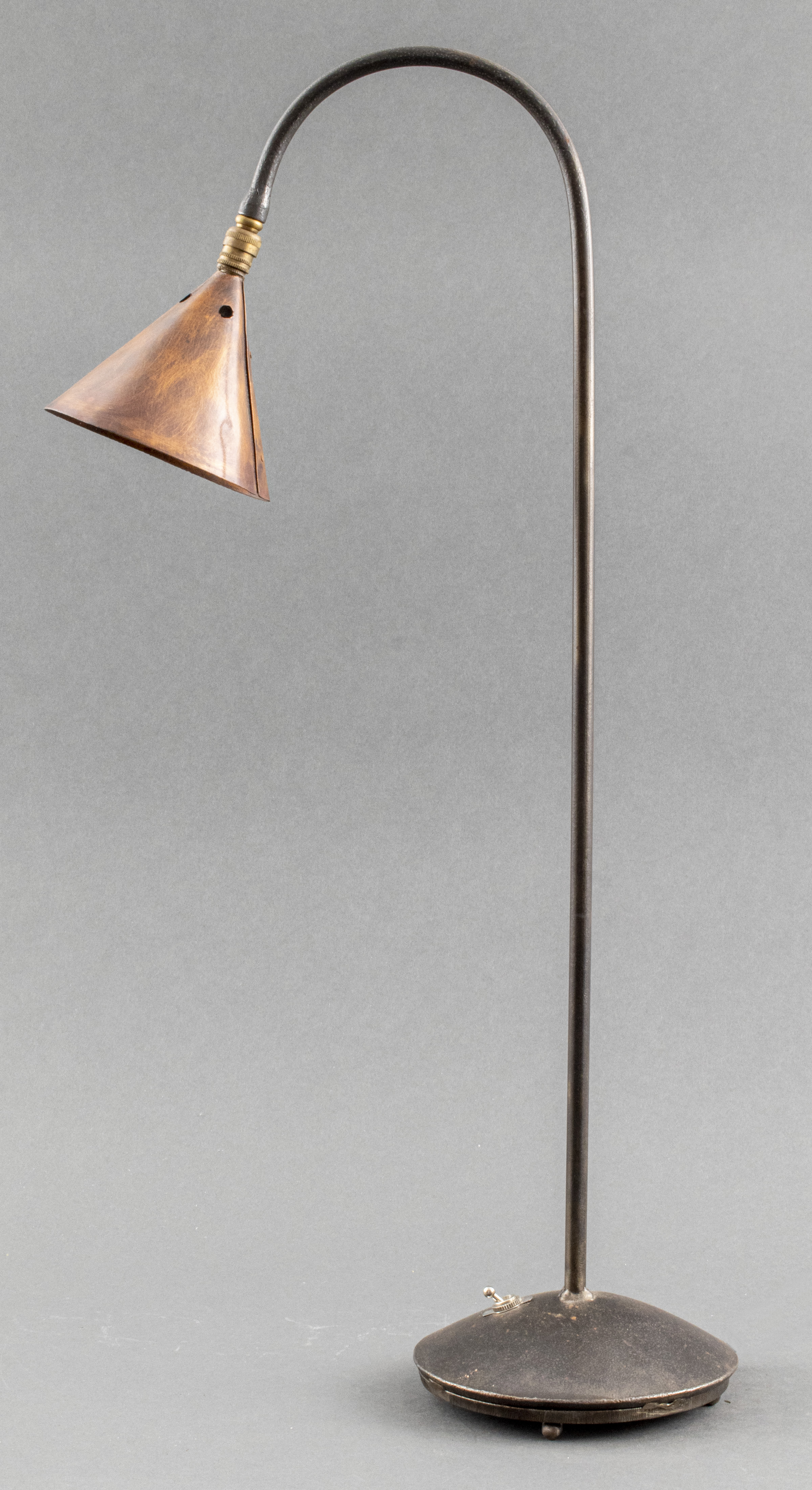 METAL TABLE LAMP WITH COPPER SHADE