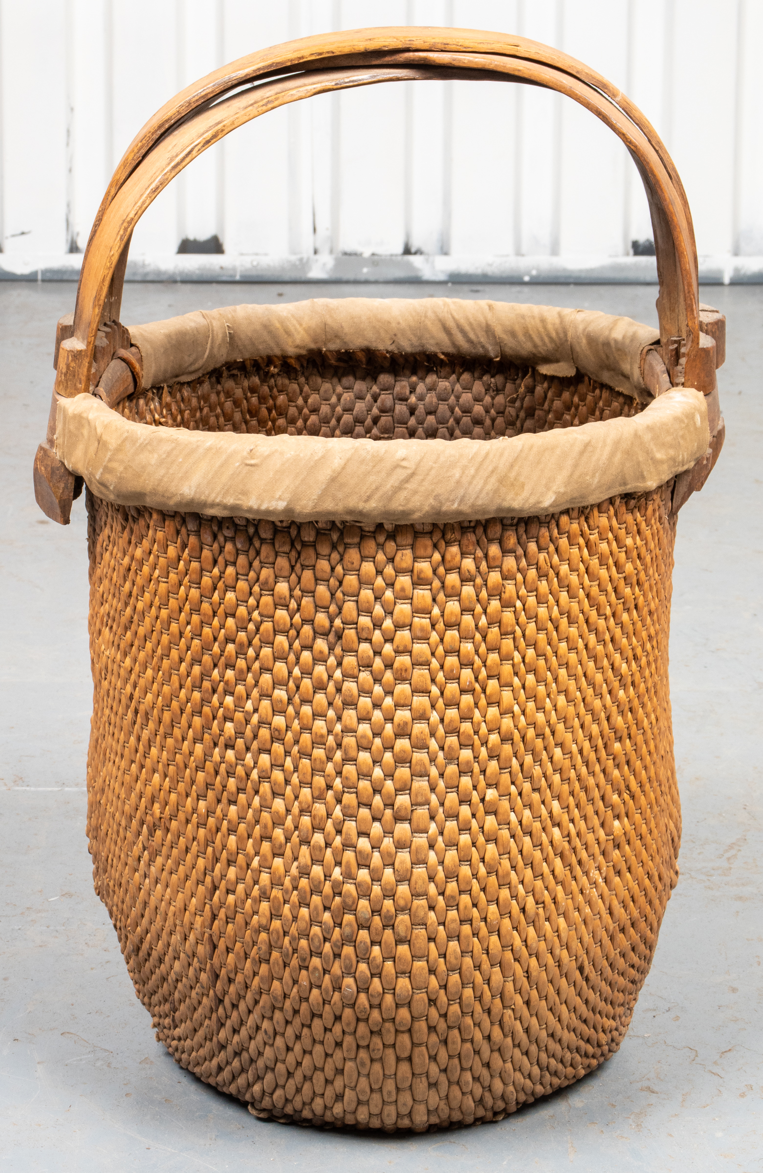 WOVEN STRAW BASKET WITH HANDLE 3c496d