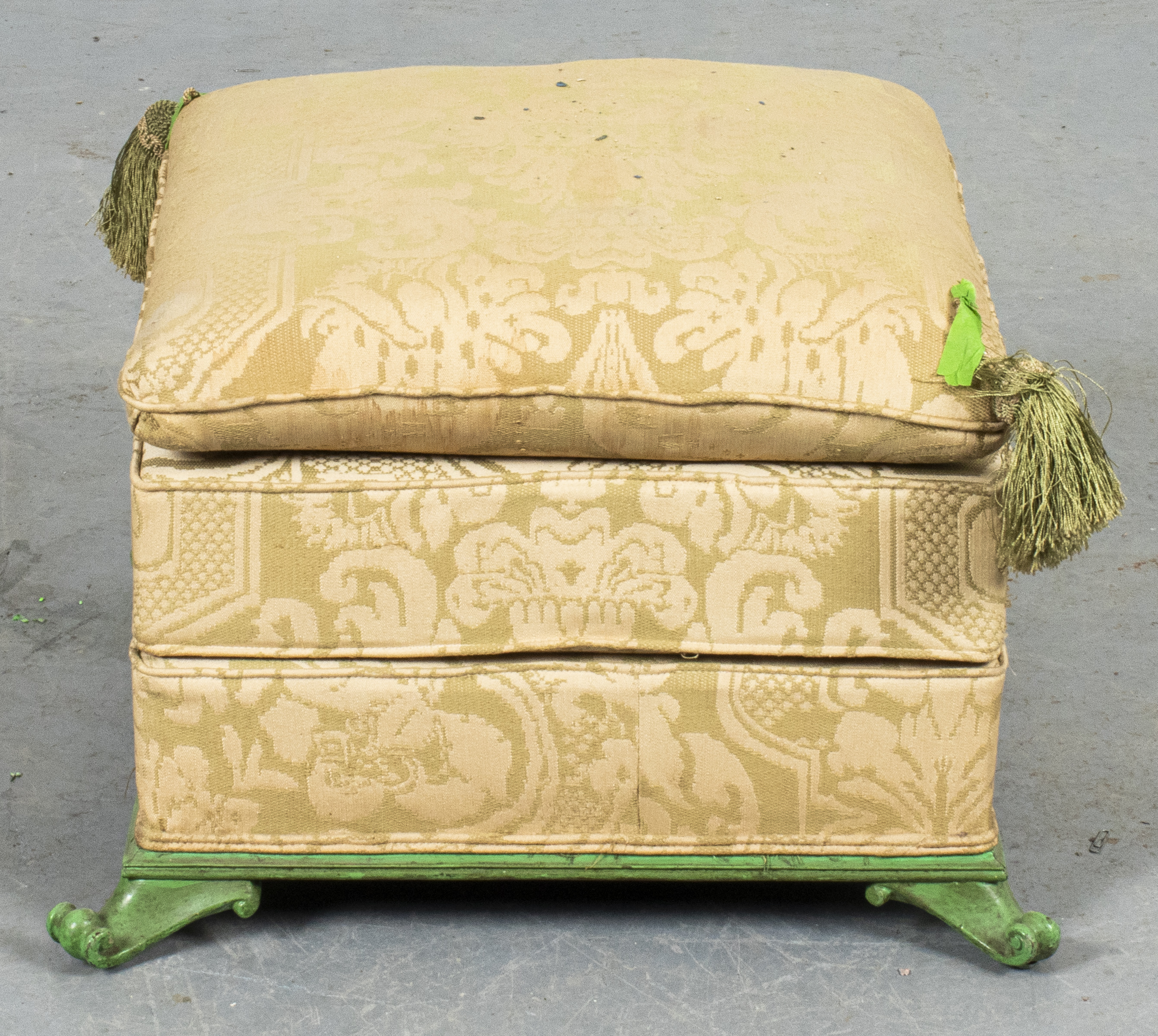 ROCOCO STYLE UPHOLSTERED OTTOMAN 3c49cc