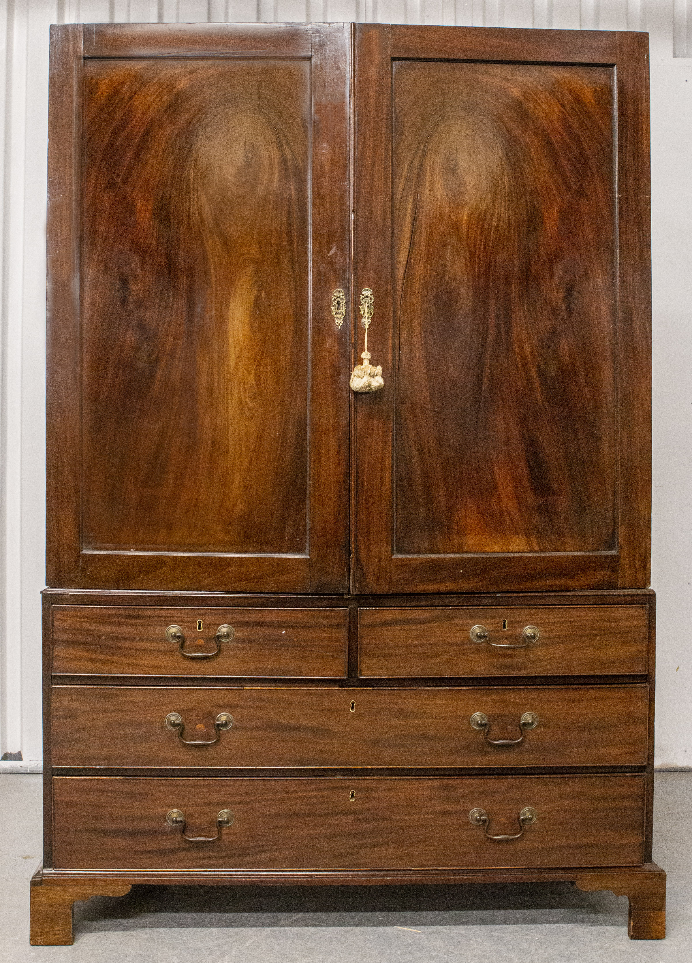 GEORGE III MAHOGANY LINEN PRESS 3c4a55