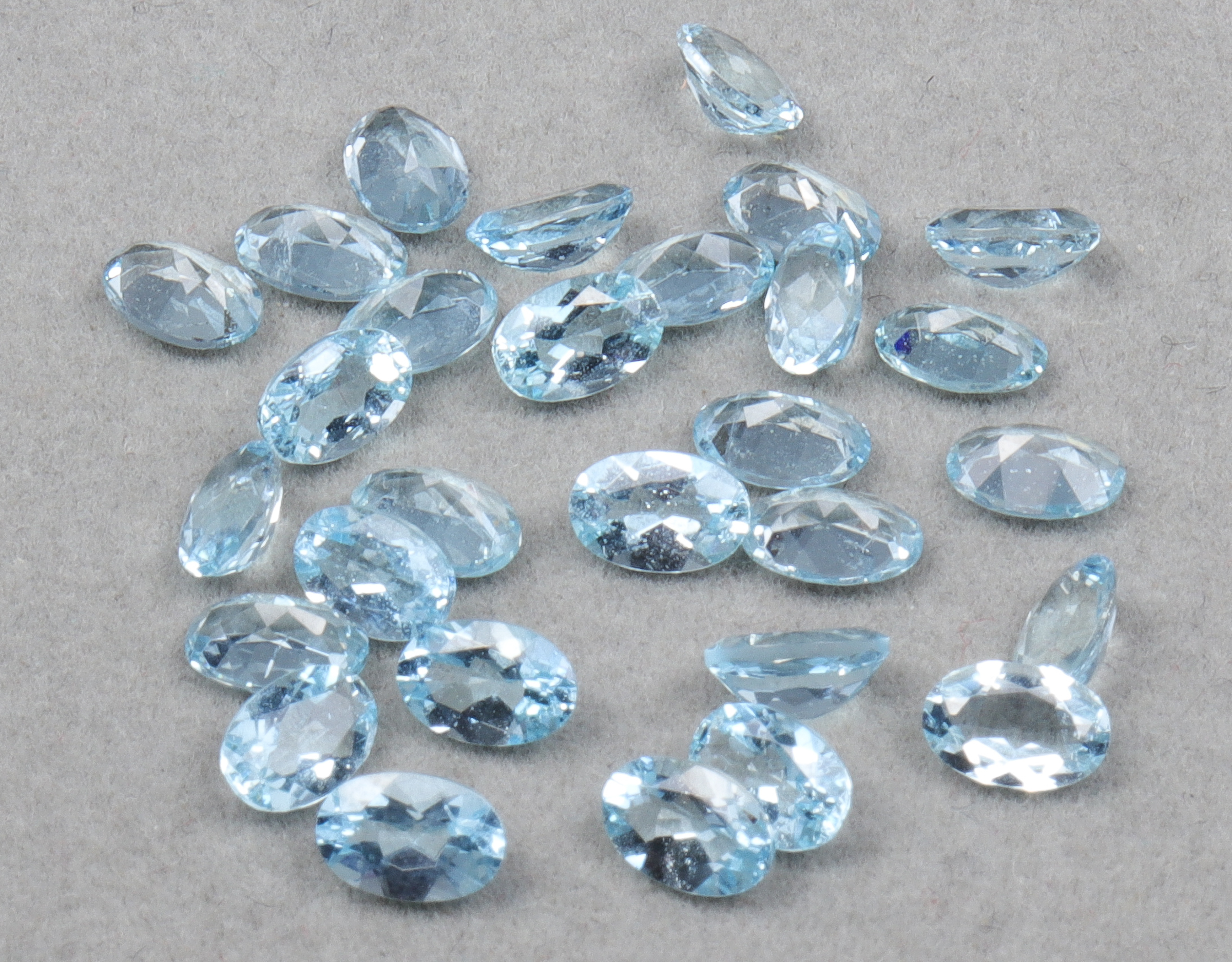 12CTTW PARCEL OF LOOSE OVAL AQUAMARINE 3c4d11