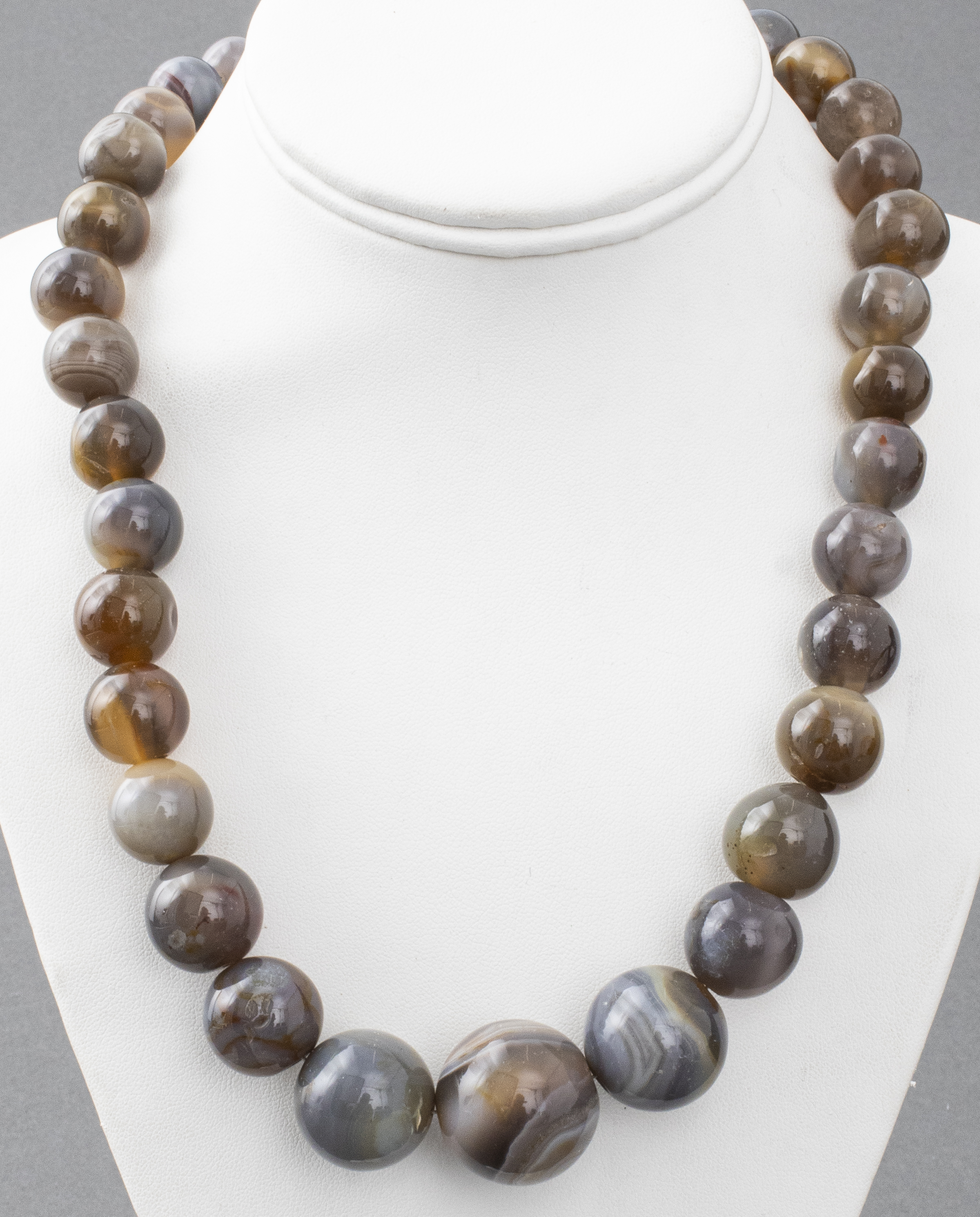 GRADUATED AGATE BEADED NECKLACE