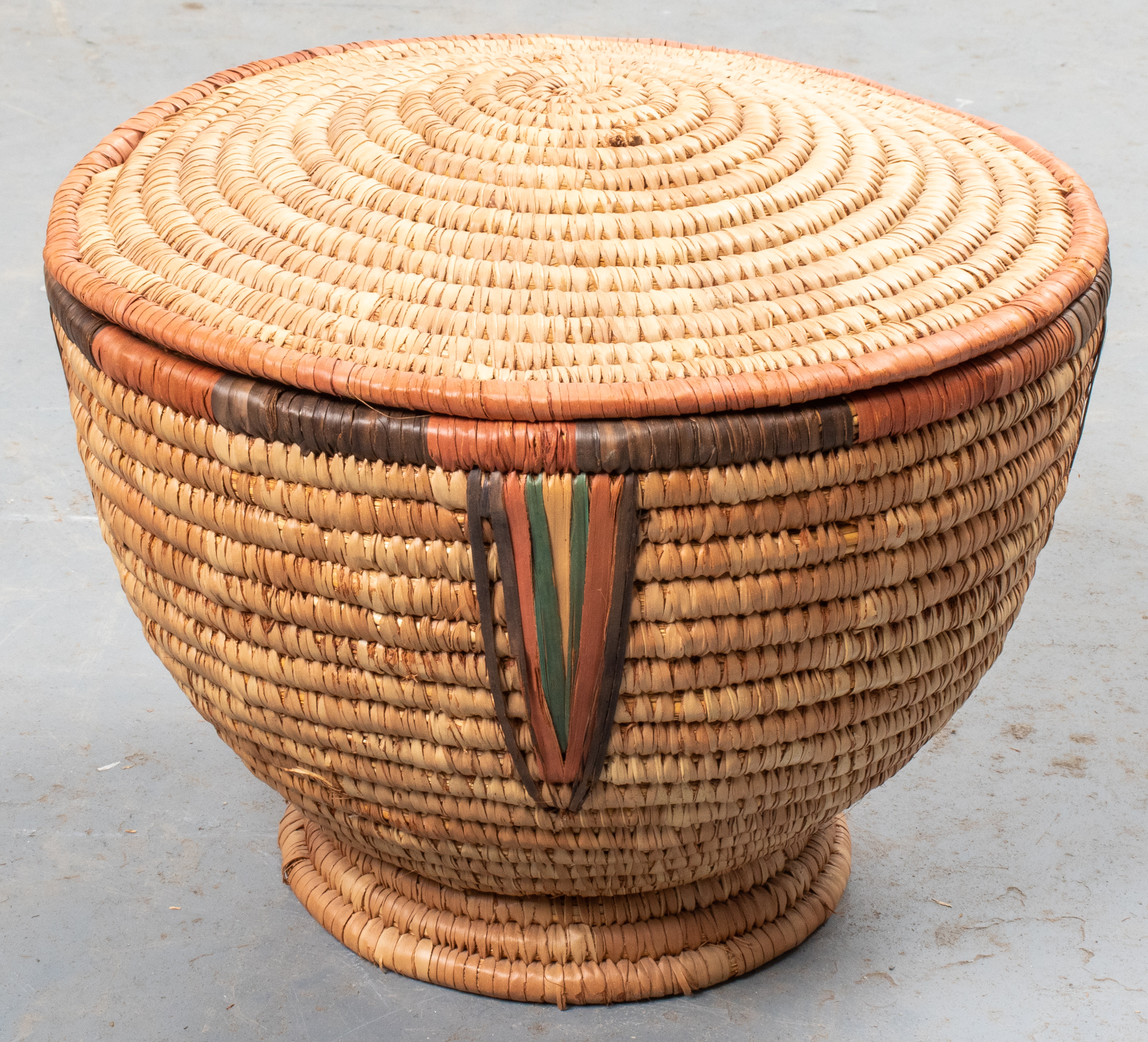 WOVEN STRAW BASKET WITH LID Woven