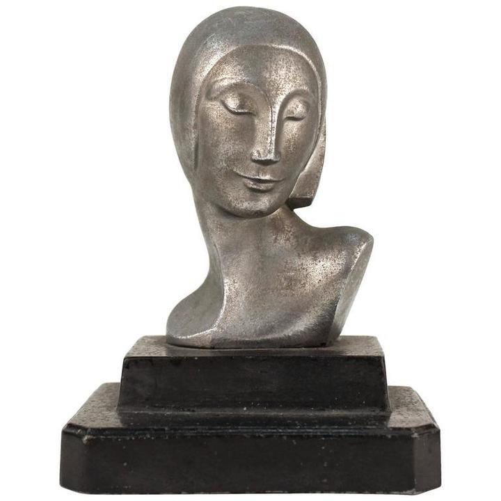 ART DECO SCULPTURE OF A WOMAN IN
