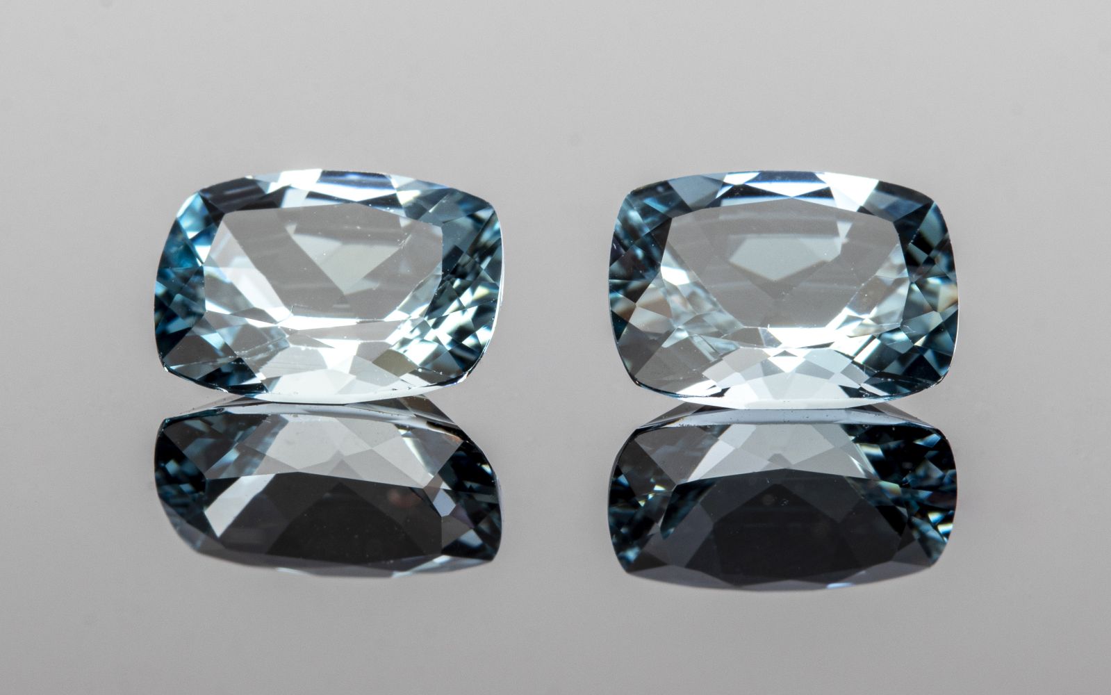 3.20 CTTW. LOOSE CUSHION-CUT AQUAMARINE