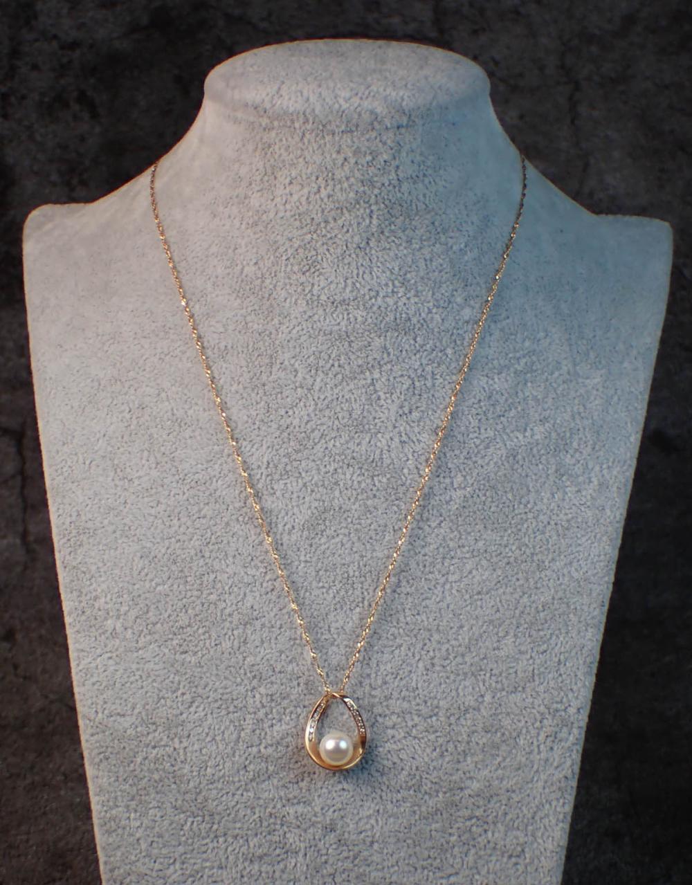 AKOYA PEARL, DIAMOND AND GOLD PENDANT