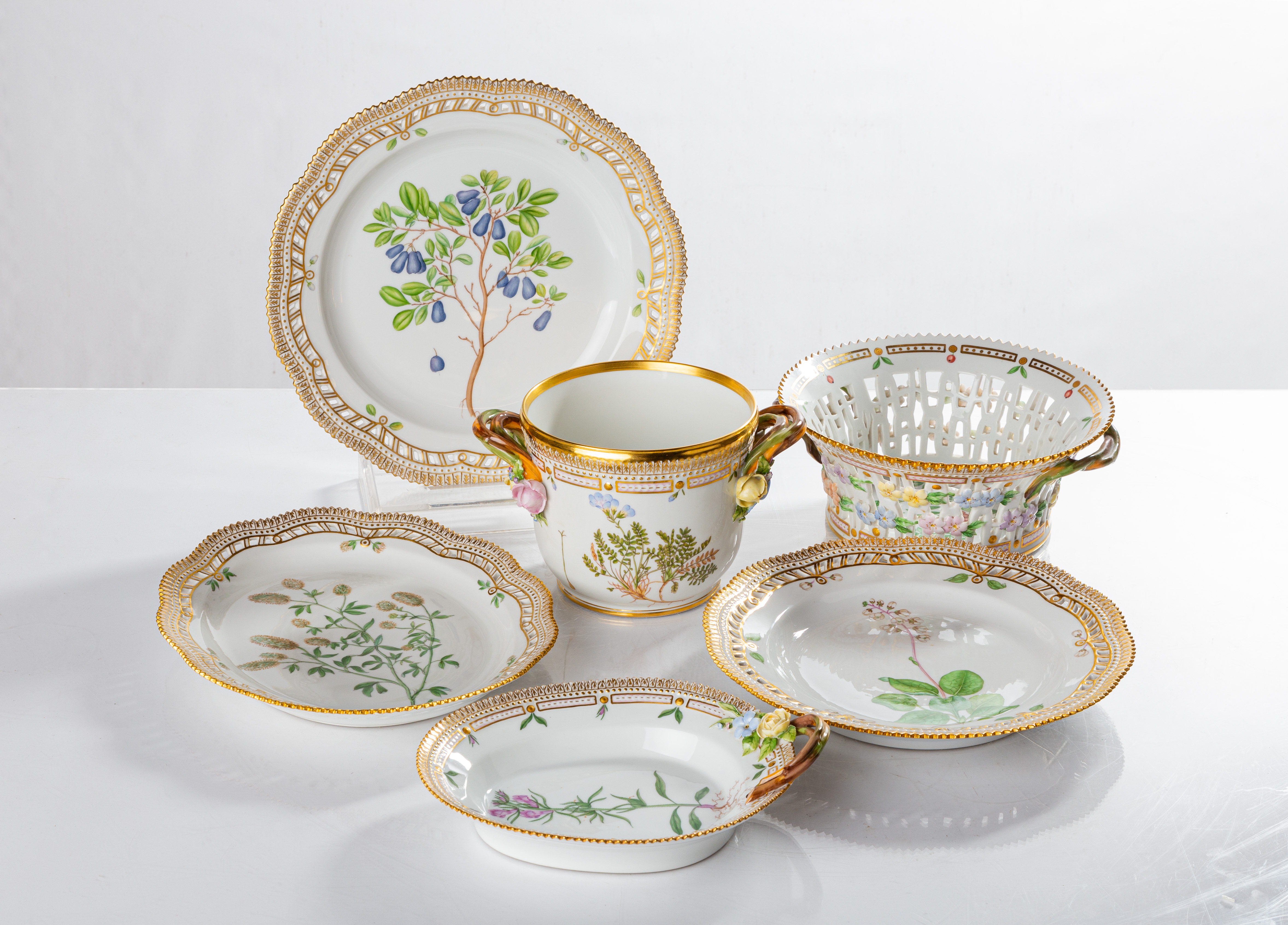 ROYAL COPENHAGEN FLORA DANICA PORCELAIN