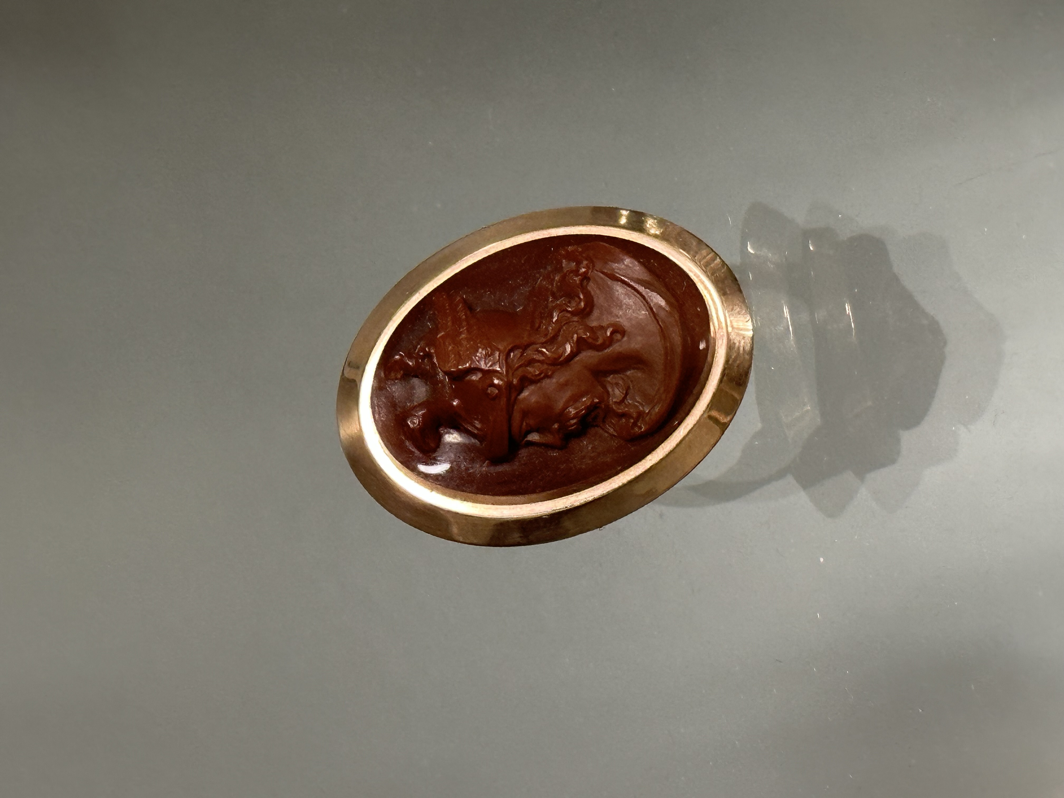 GOLD AND HARDSTONE CAMEO RING OF 3c7f56
