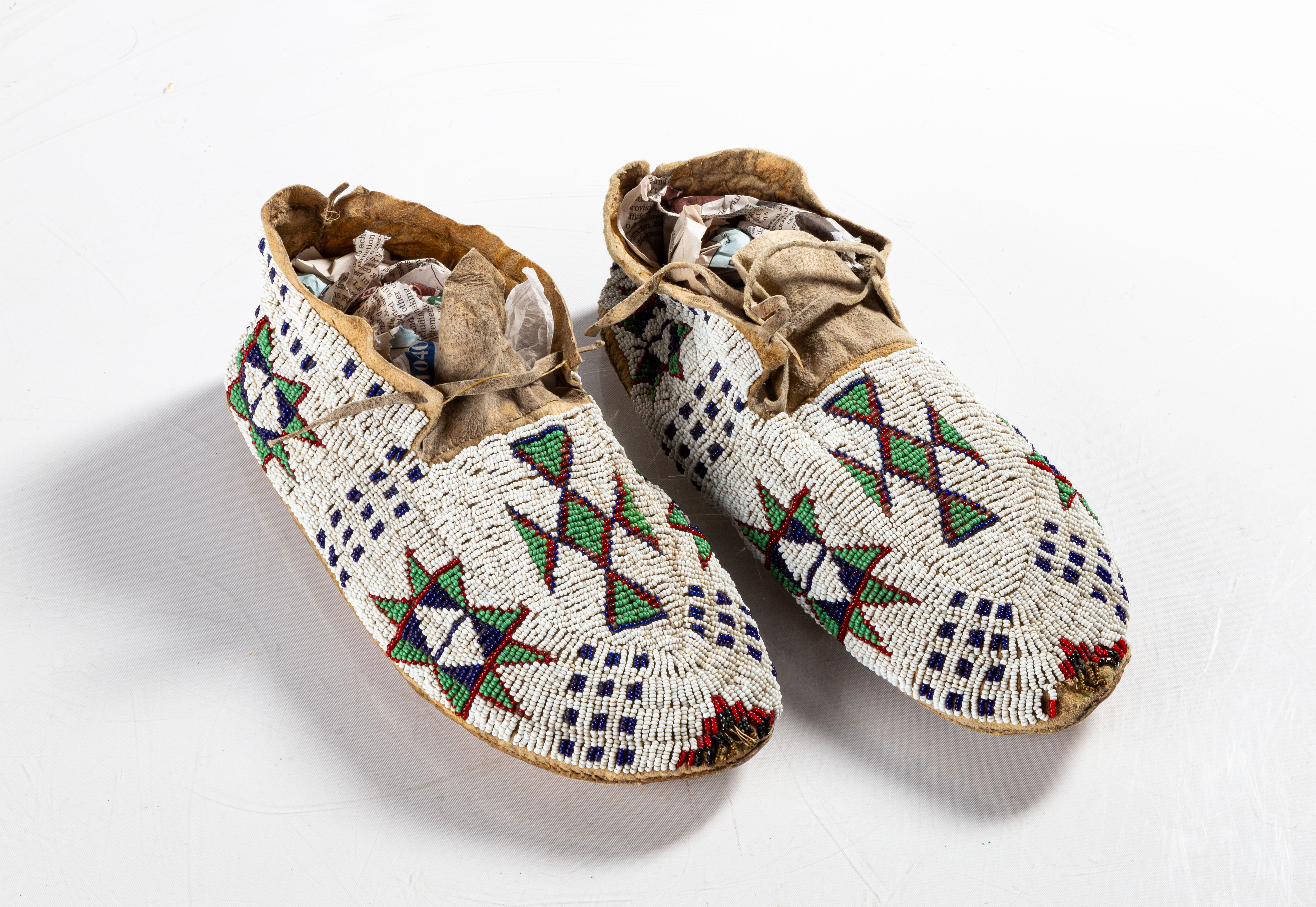 NATIVE AMERICAN SIOUX BEADED MOCCASINS 3c811c