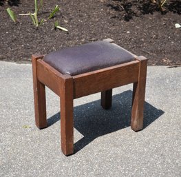 A vintage Mission oak foot stool 3c88af