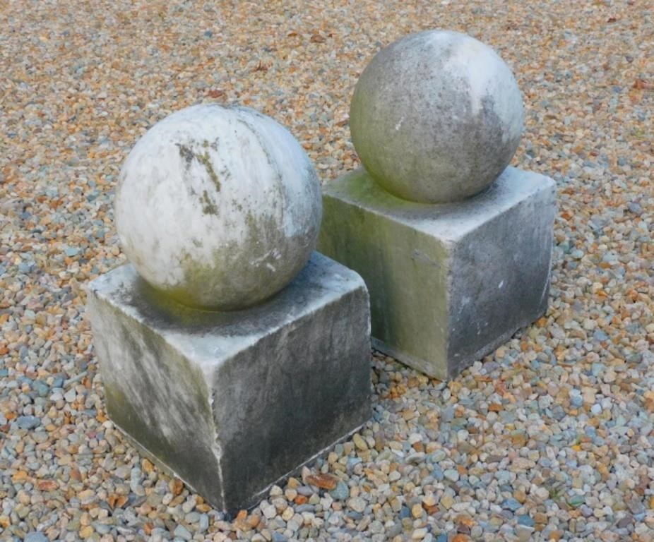 PAIR OF 19TH CENTURY MARBLE ORBS 3c8d8c