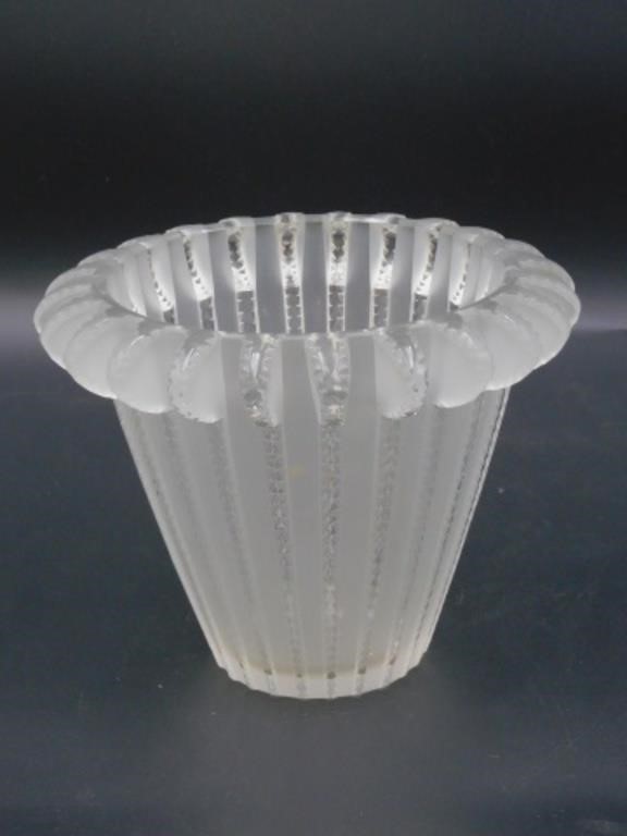 LALIQUE VASE ROYAL PATTERN. CLEAR