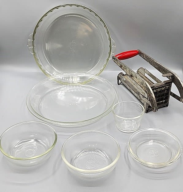 Clear Vintage Pyrex group includes 2