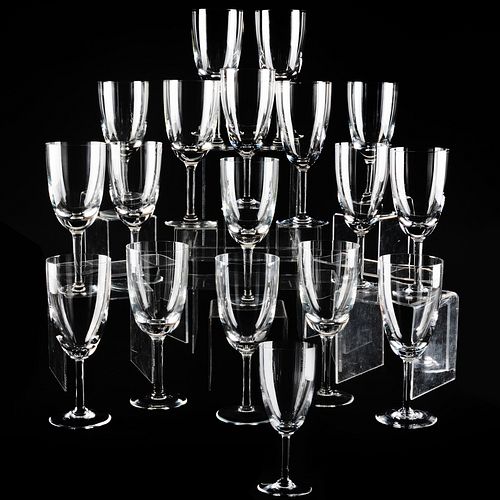 SET OF EIGHTEEN COLORLESS GLASS 3c6da5