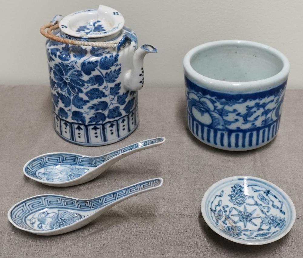 GROUP OF CHINESE BLUE AND WHITE 3c6e62