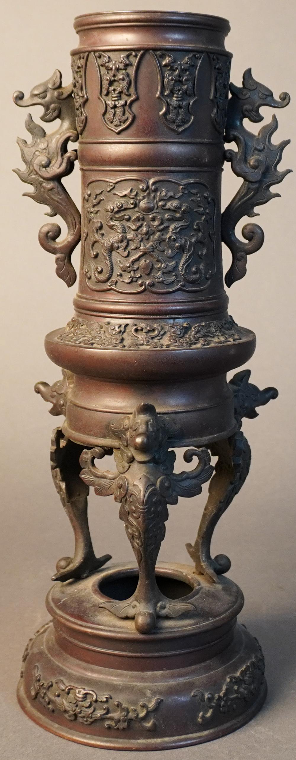 CHINESE PATINATED BRONZE TRIPOD 3c6e6b