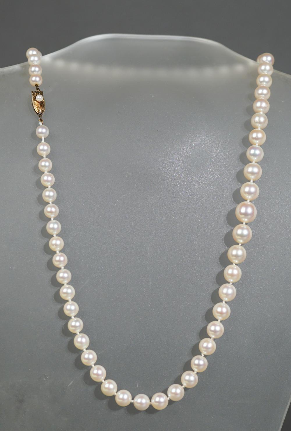 GRADUATED CULTURED PEARL NECKLACE