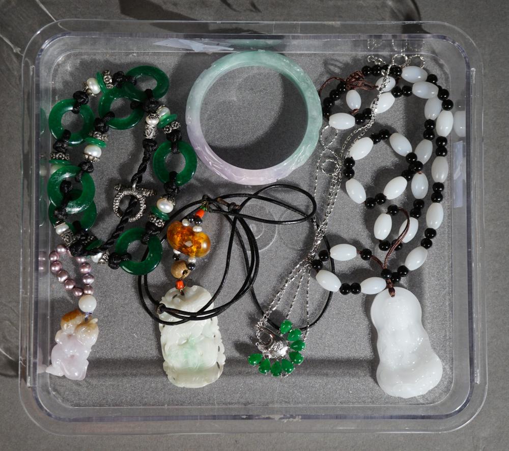 COLLECTION OF JADE AND HARDSTONE 3c7005