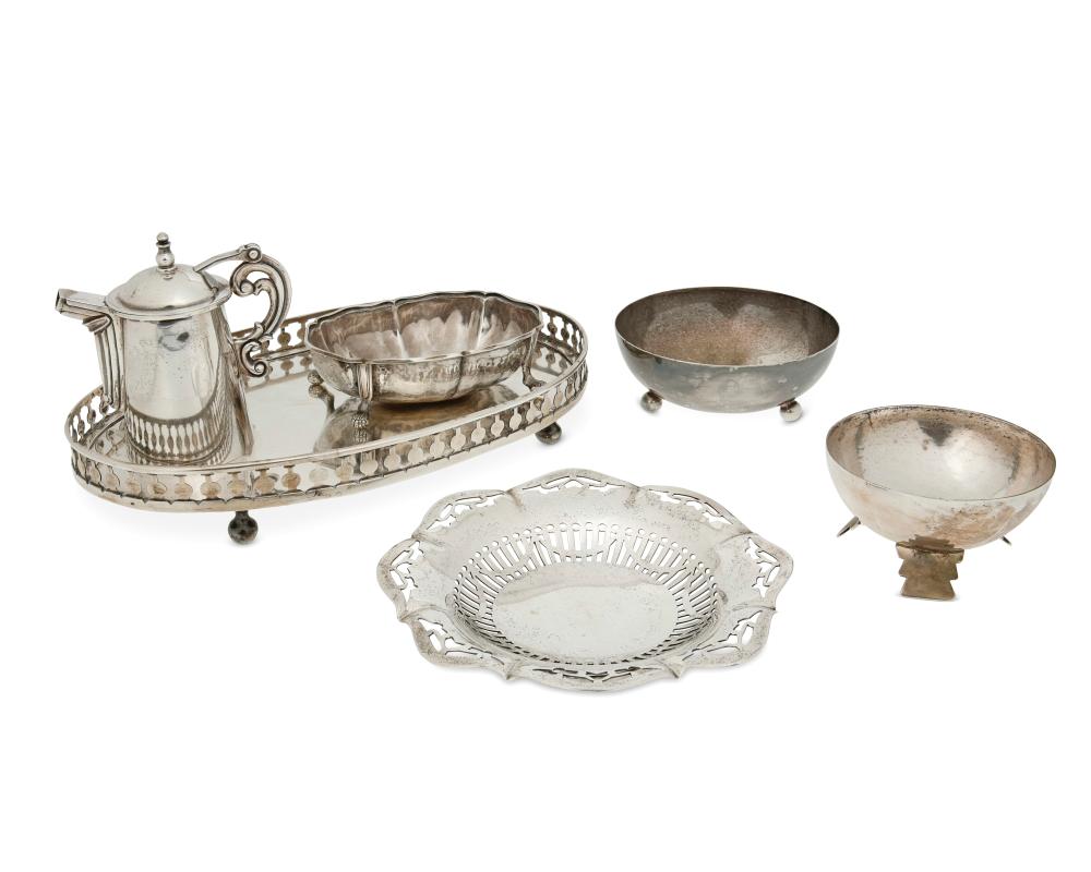 A GROUP OF SILVER TABLE ITEMSA