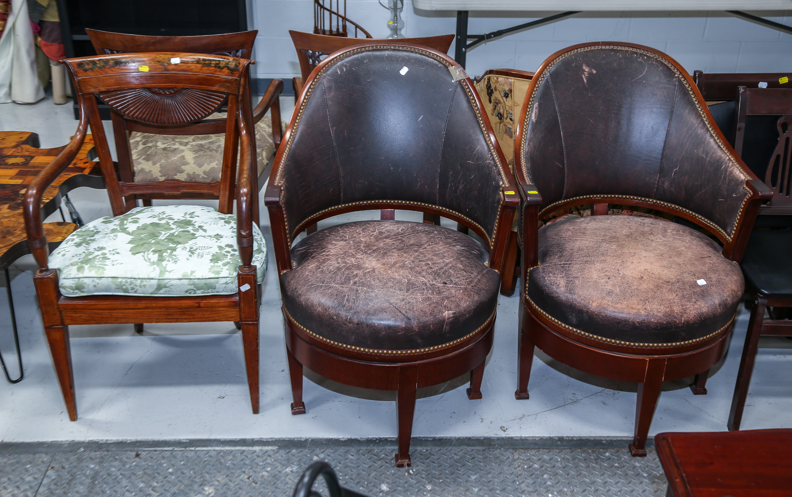 A PAIR OF CLASSICAL CLUB CHAIRS 3c75cd