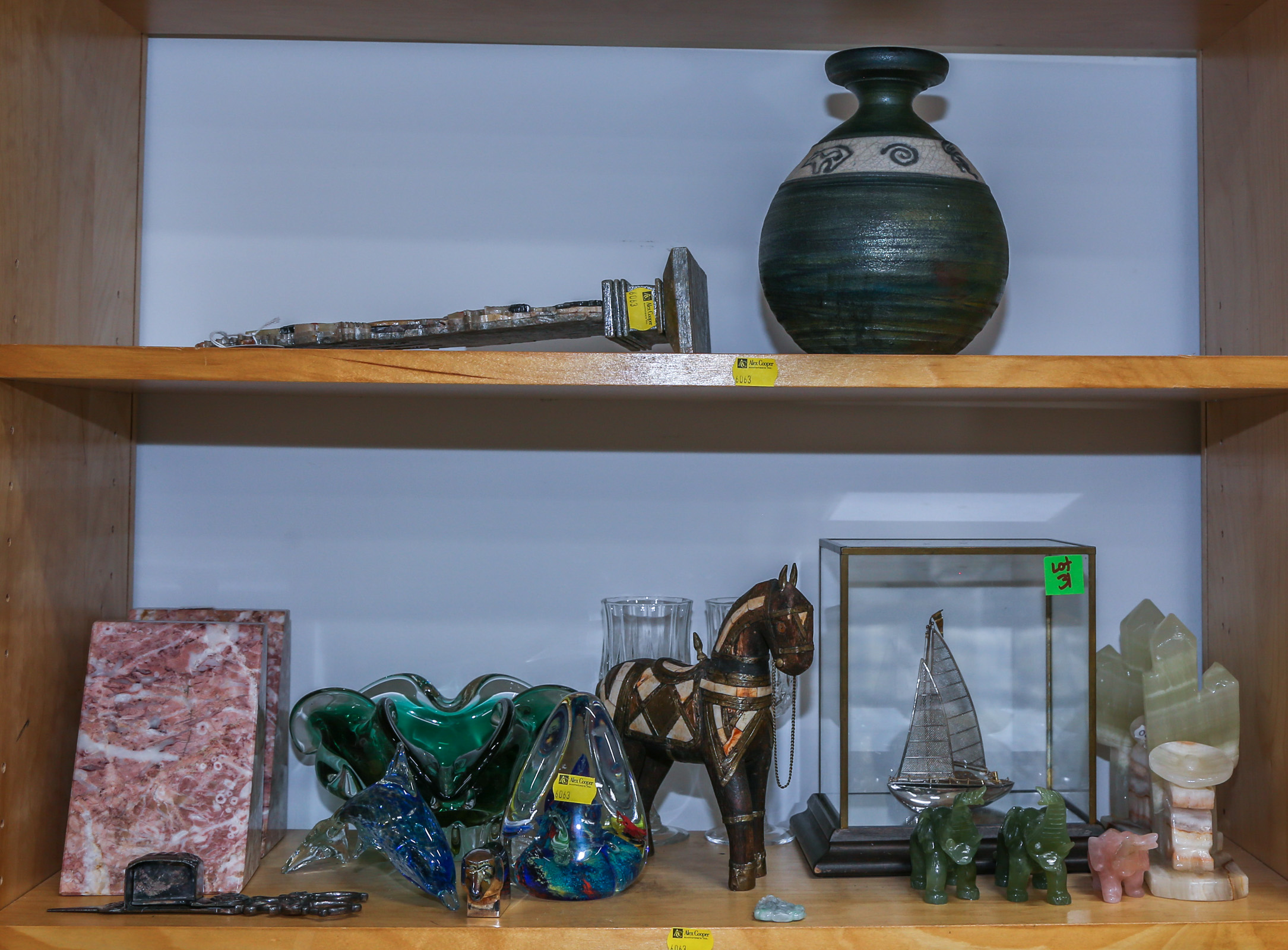 A SELECTION OF DECORATIVE ITEMS