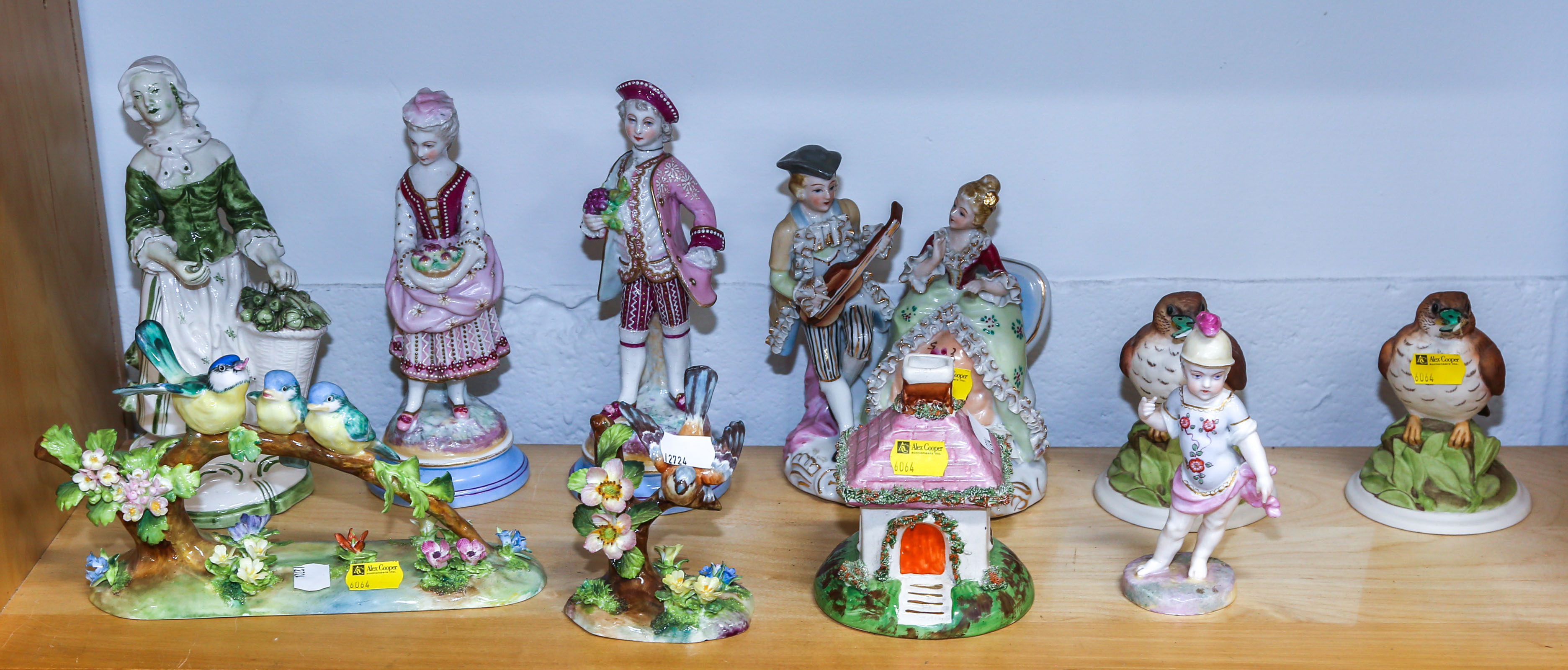 10 DECORATIVE CERAMIC ITEMS Comprising