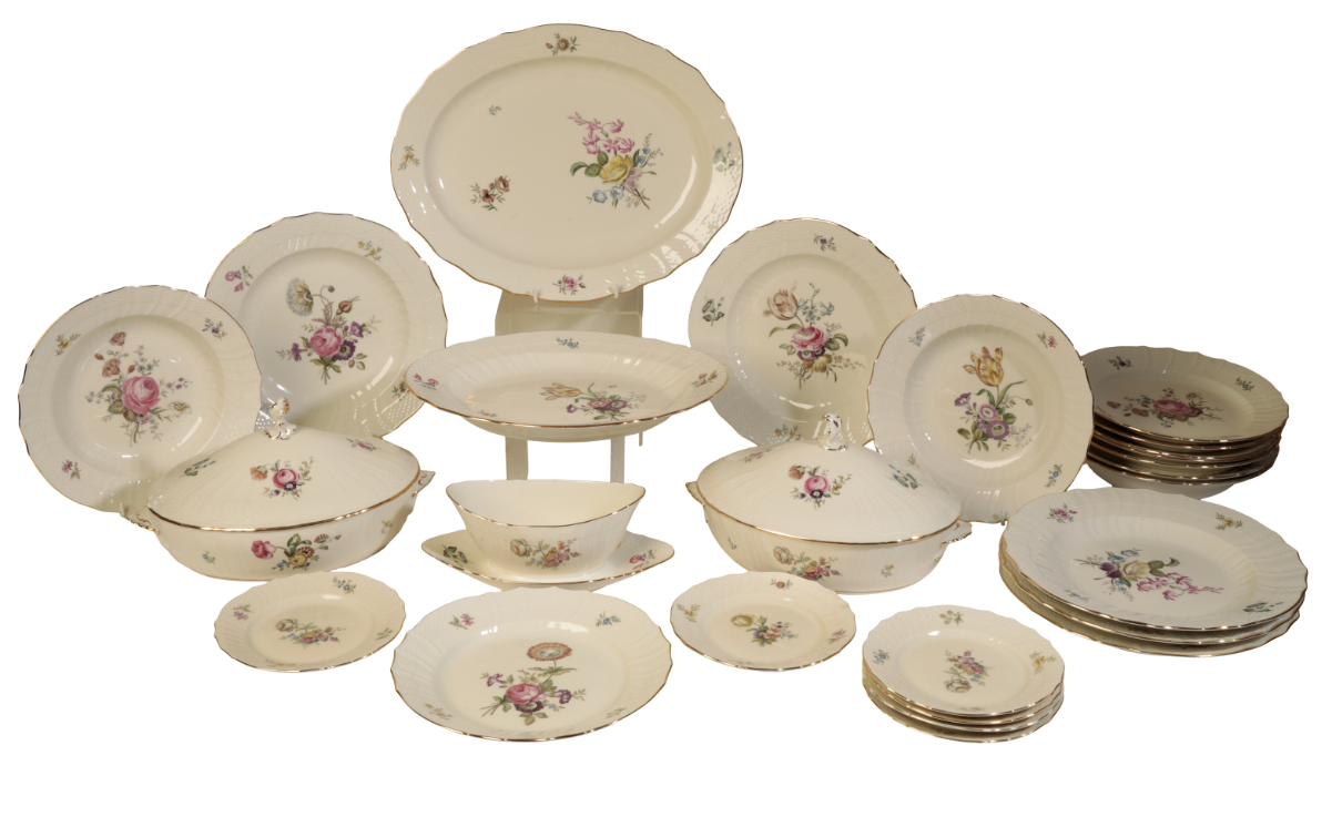 A COPENHAGEN PART DINNER SERVICE 3c7625