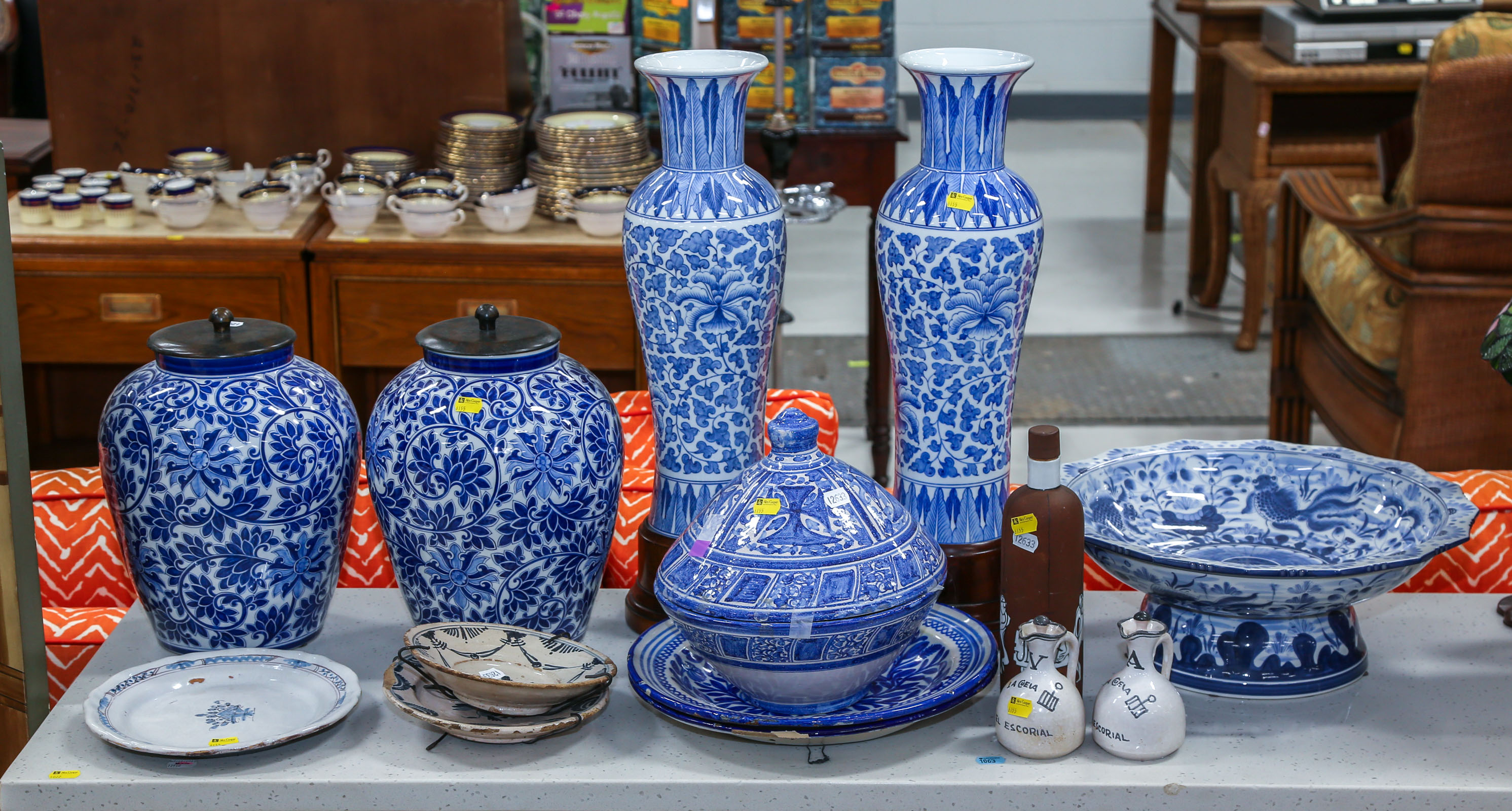 ASSORTMENT OF DECORATIVE FAIENCE 3c7645