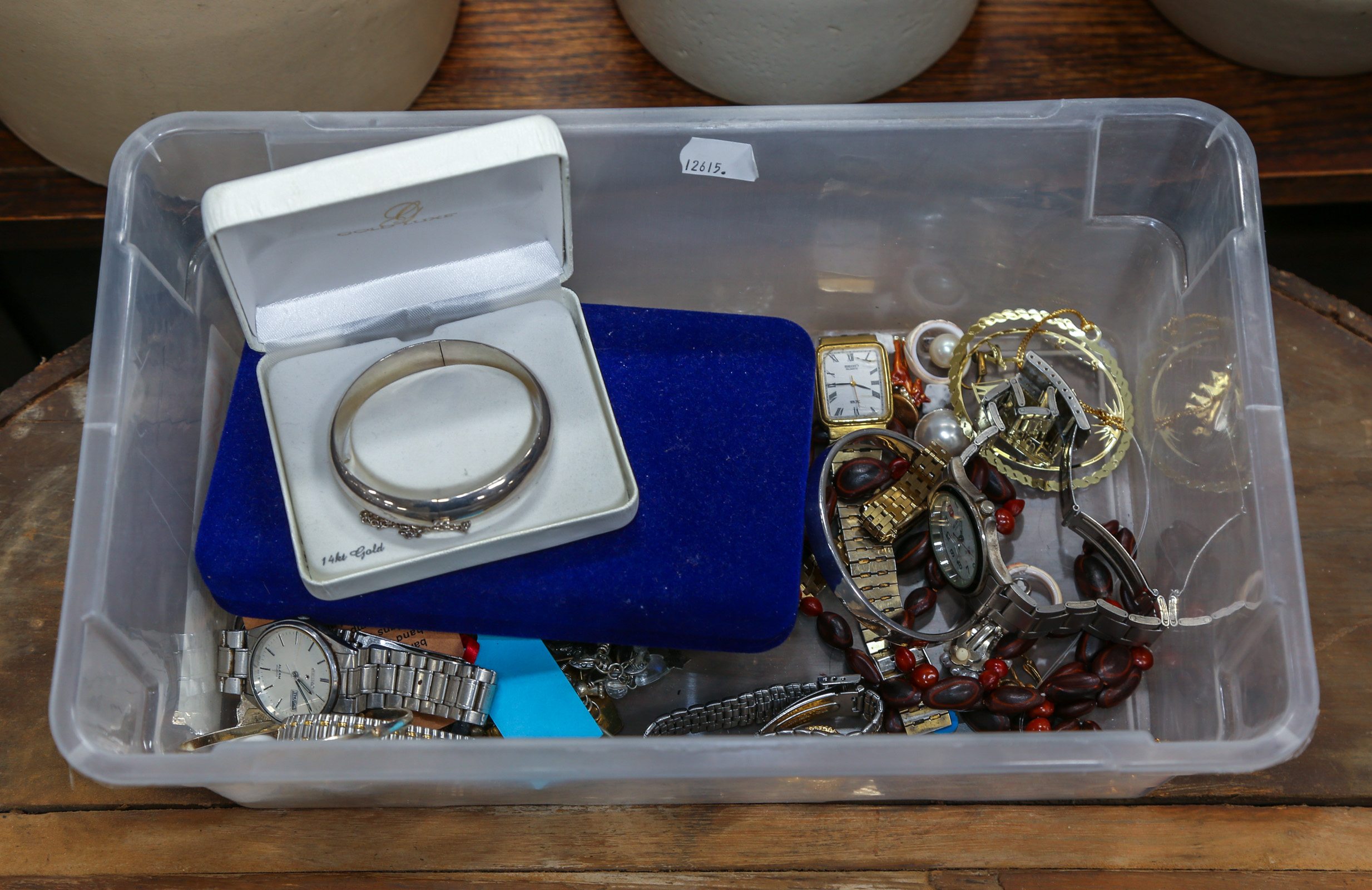 SMALL BIN OF WATCHES GENT S ACCESSORIES 3c76d1