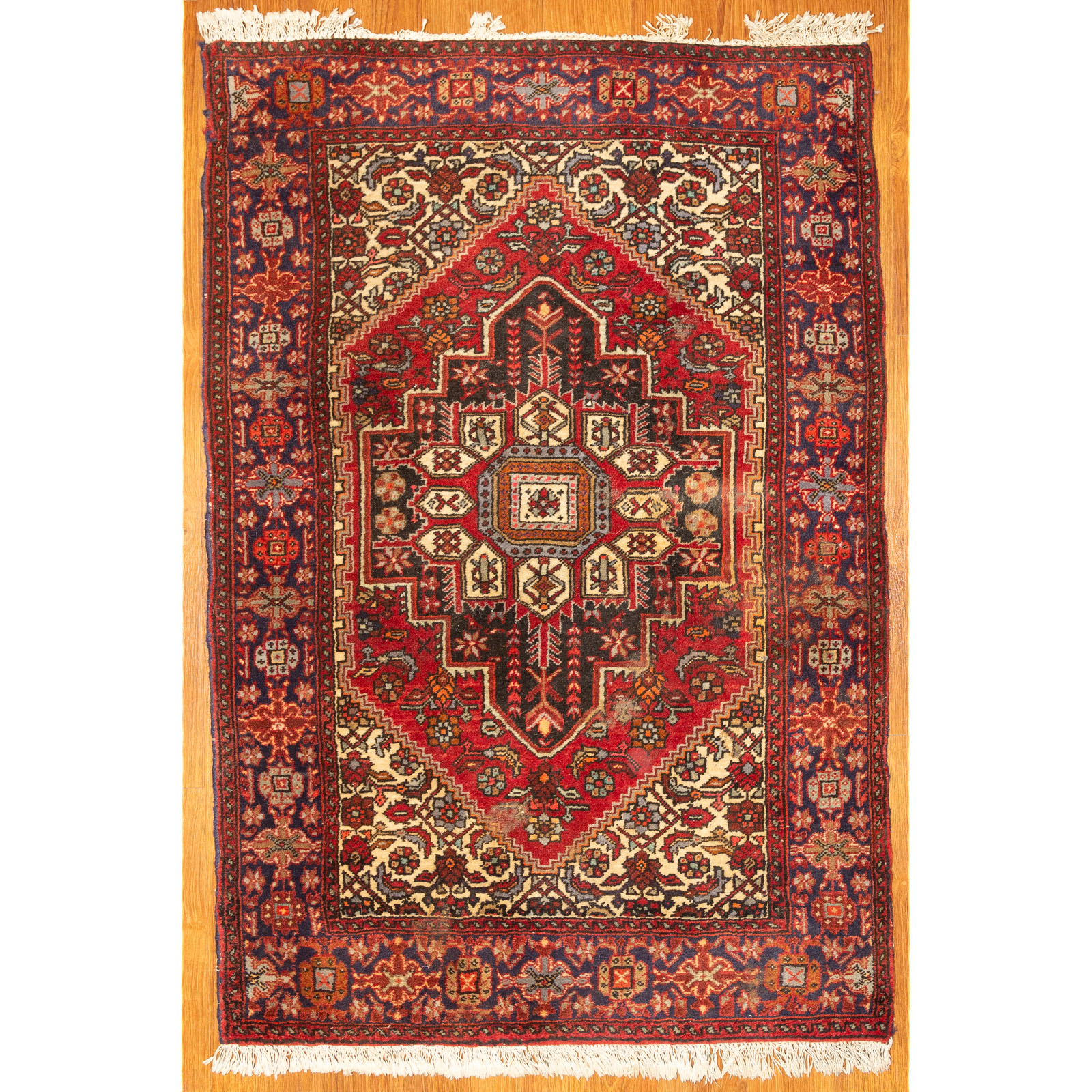 HAMADAN RUG, PERSIA, 2.6 X 3.9