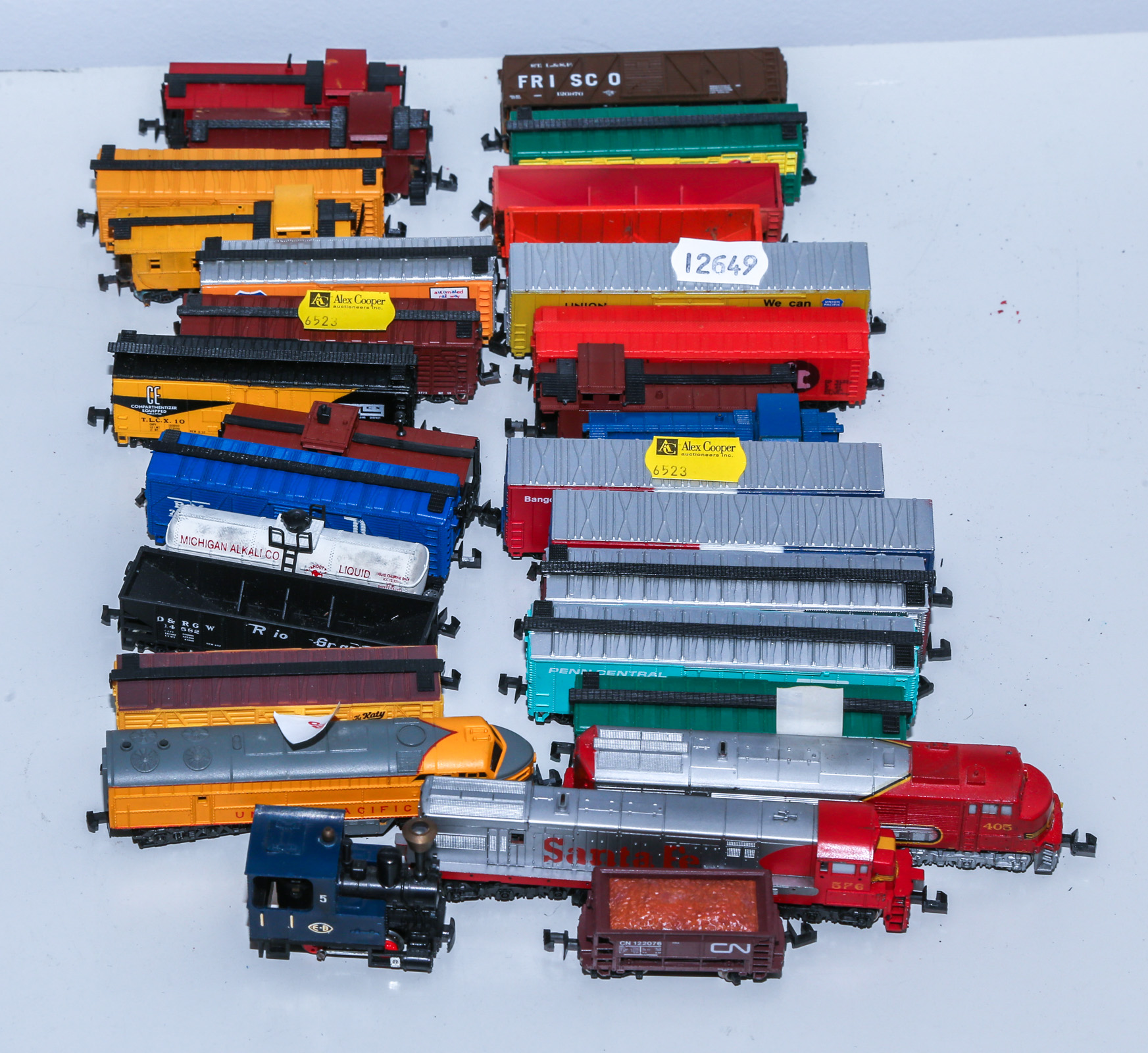 A SELECTION OF N GAUGE TRAIN CARS 3c7767