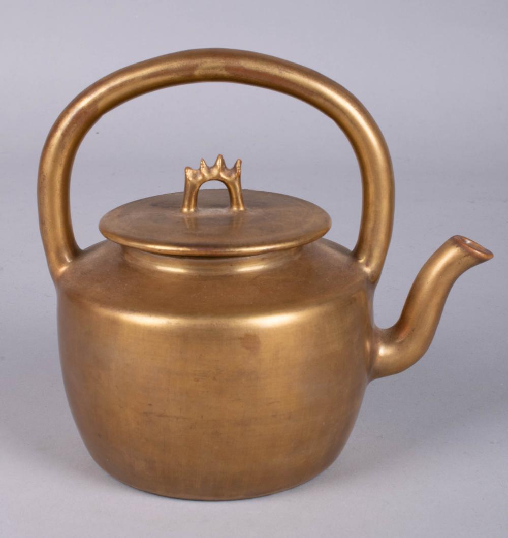 CHINESE GOLD-GLAZED TEAPOT, 18TH/19TH