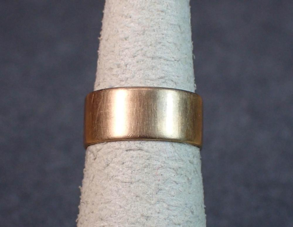 FOURTEEN KARAT YELLOW GOLD BANDFOURTEEN