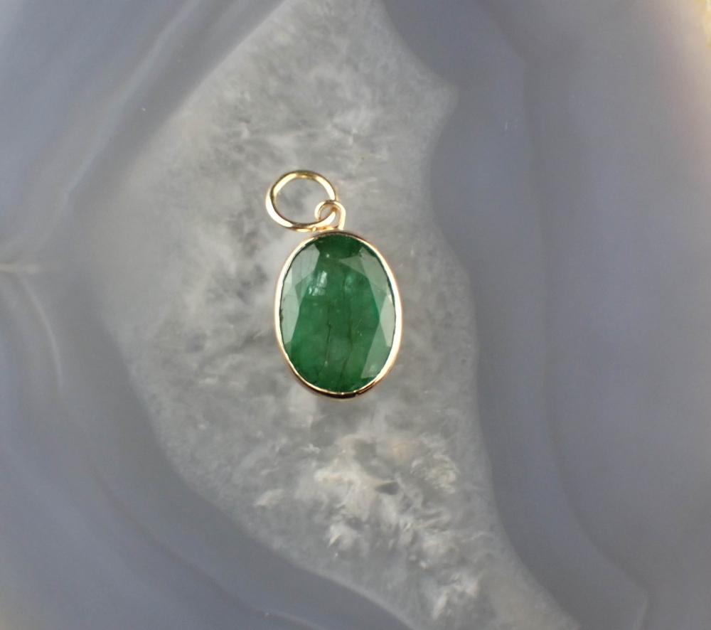 EMERALD AND FOURTEEN KARAT GOLD PENDANTEMERALD