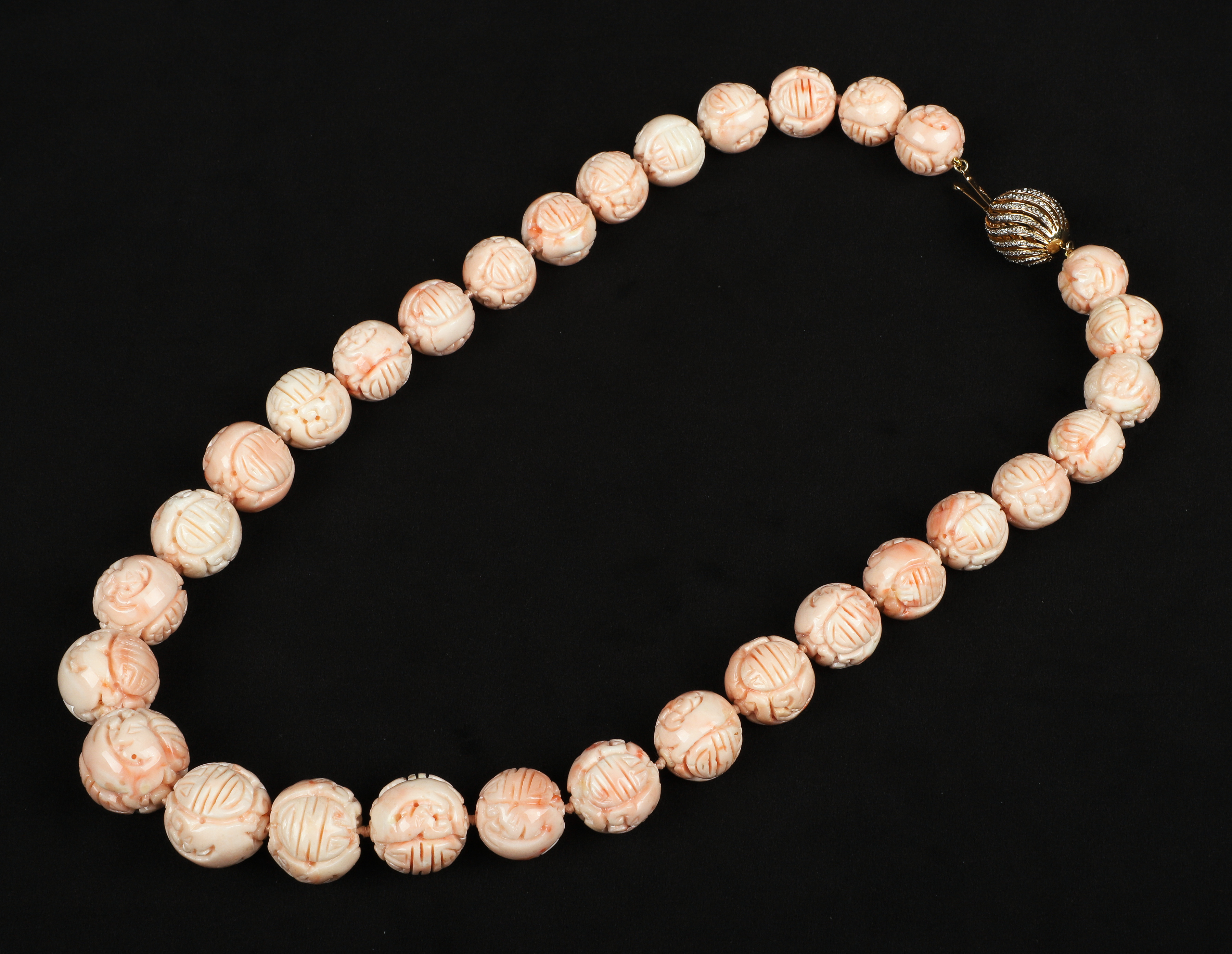 A carved coral bead necklace 31  3ca426