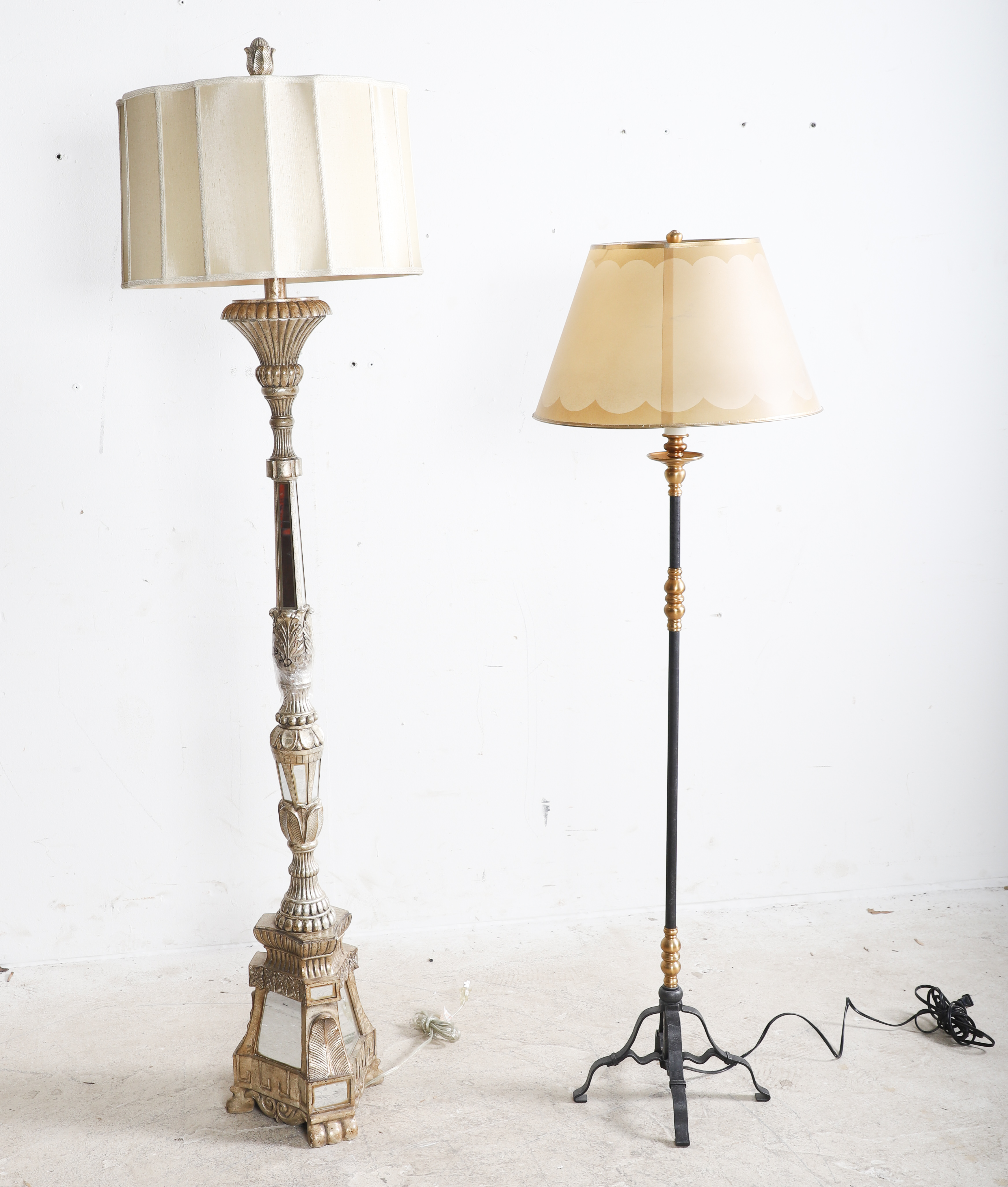  2 Contemporary floor lamps c o 3ca798