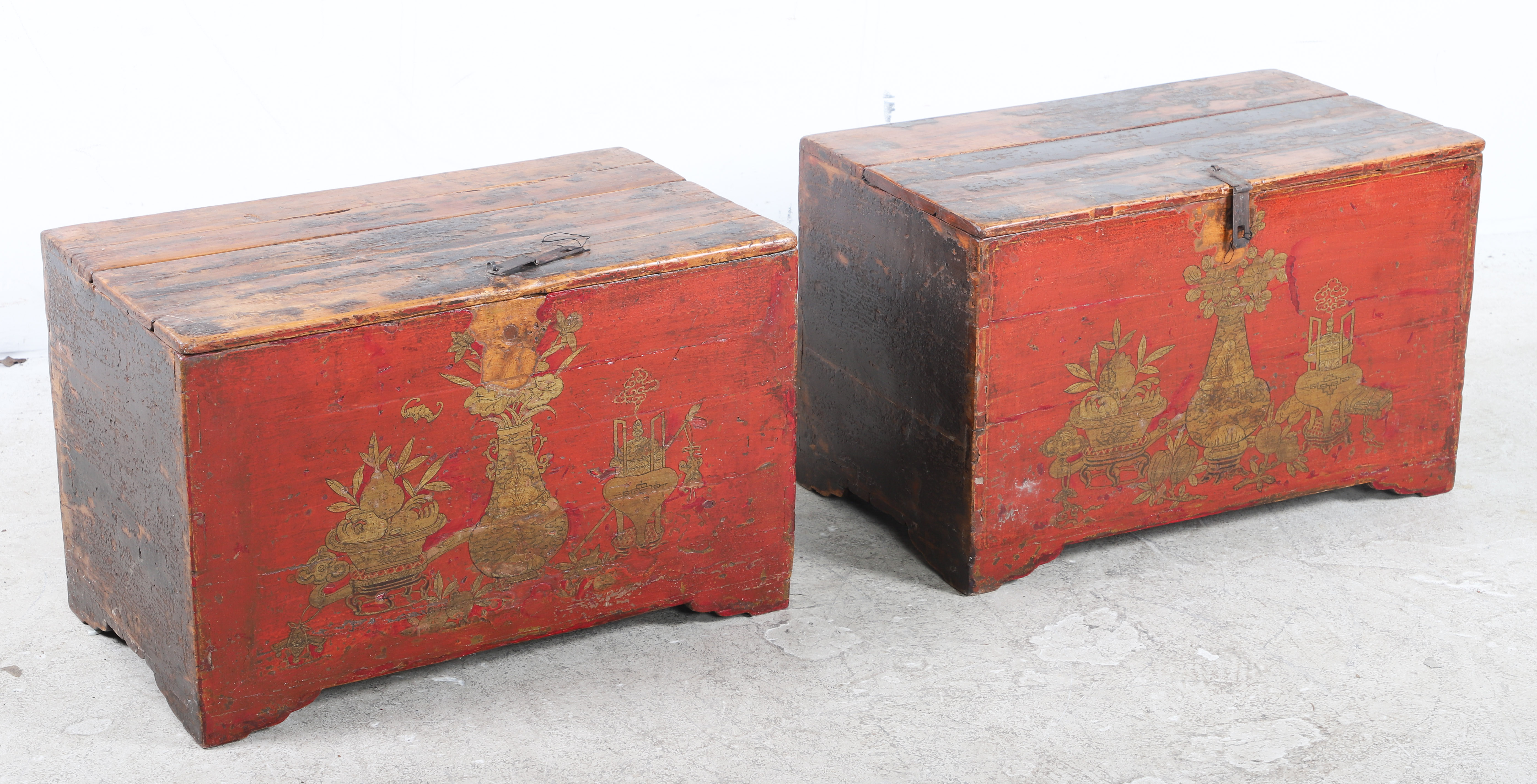 Pair Chinese red and gold painted 3ca7a7