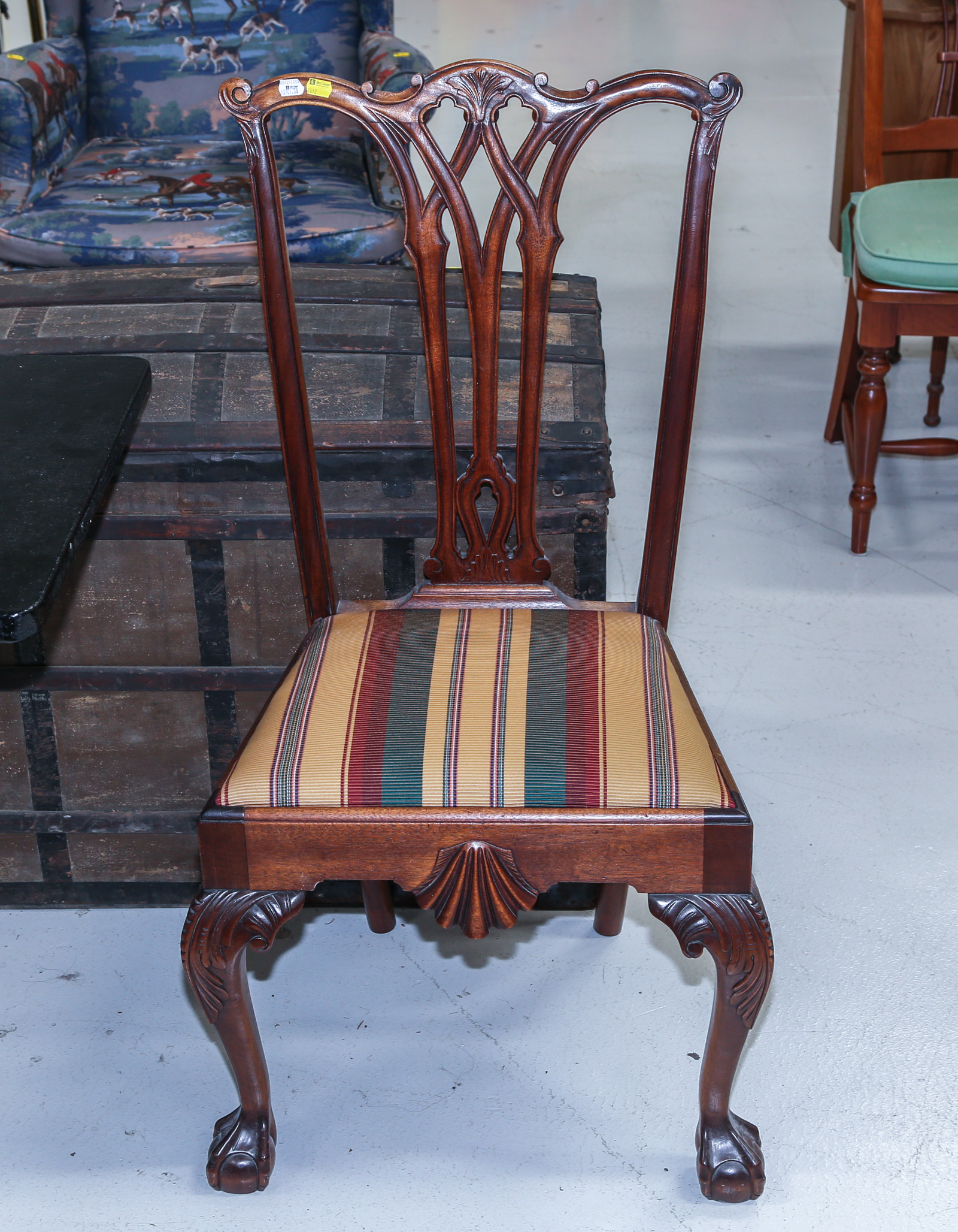 A CHIPPENDALE STYLE MAHOGANY DINING