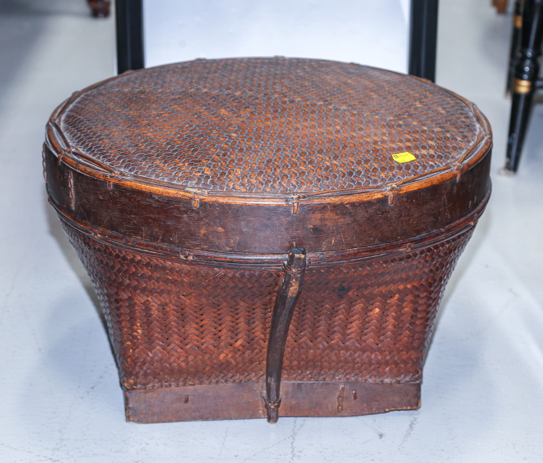 A WOVEN ORIENTAL BASKET Circular 3cb241