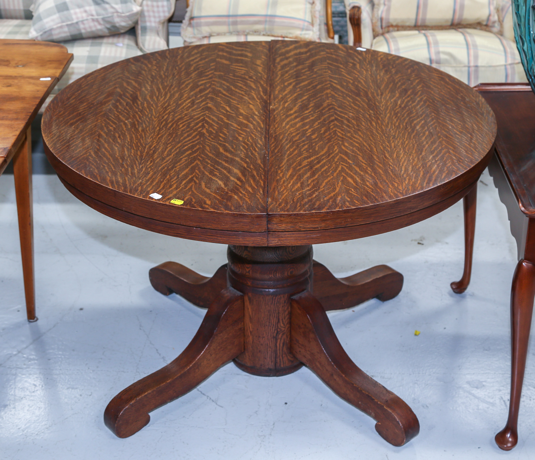 AN AMERICAN OAK ROUND DINING TABLE 3cb249