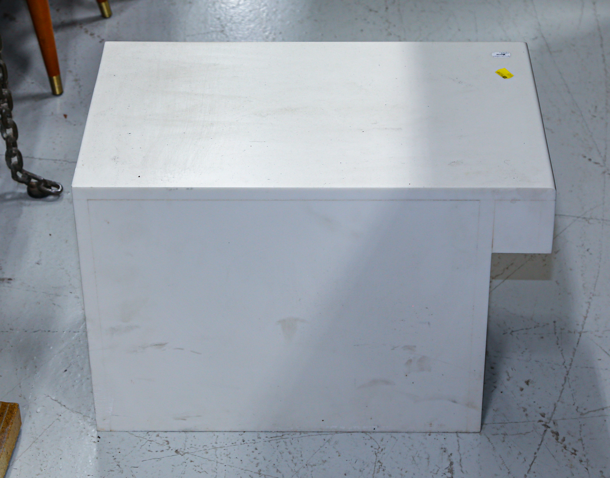 A MODERN STYLE OCCASIONAL TABLE 3cb25f