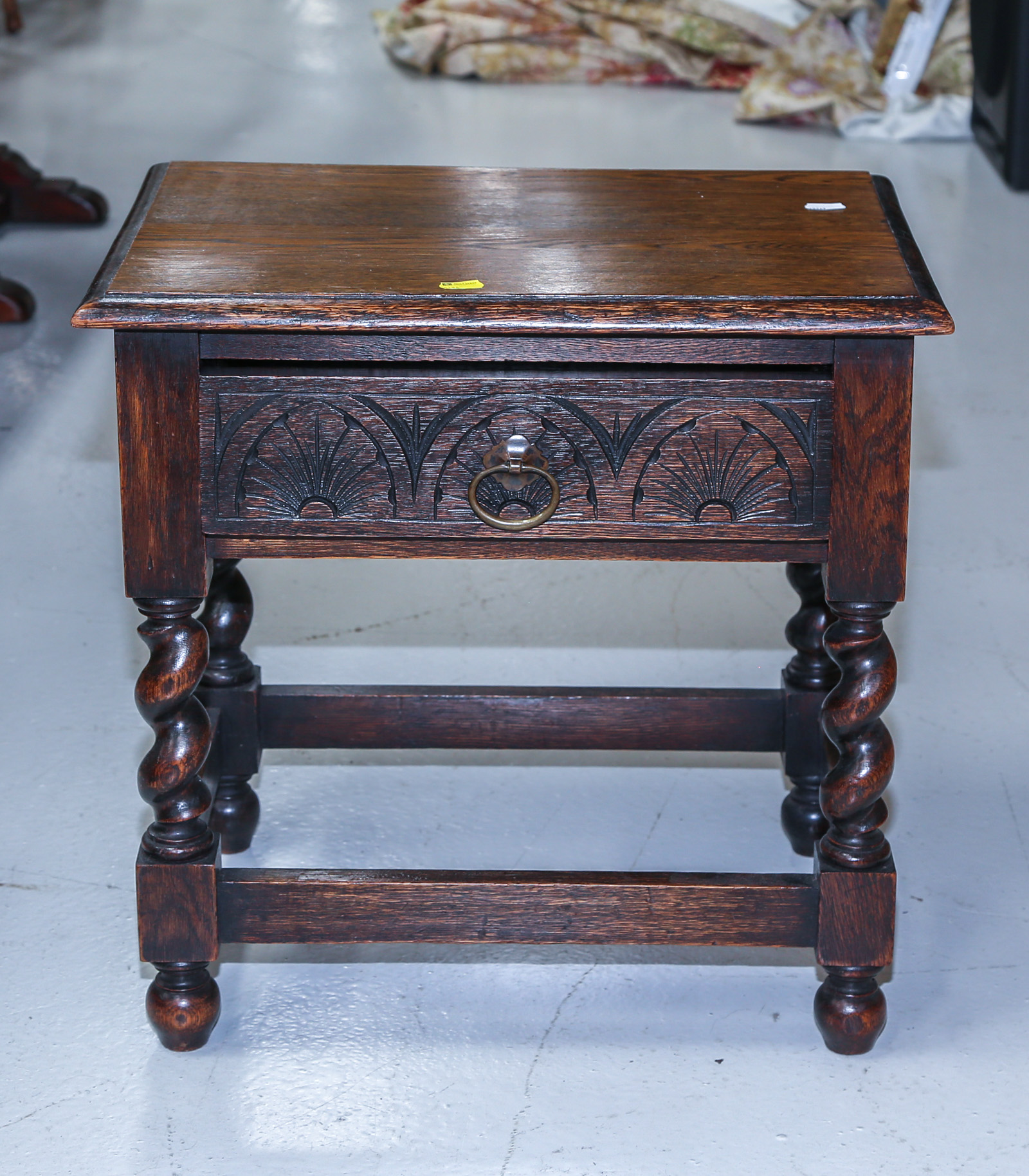 PILGRIM STYLE OAK END TABLE Hand 3cb2a9