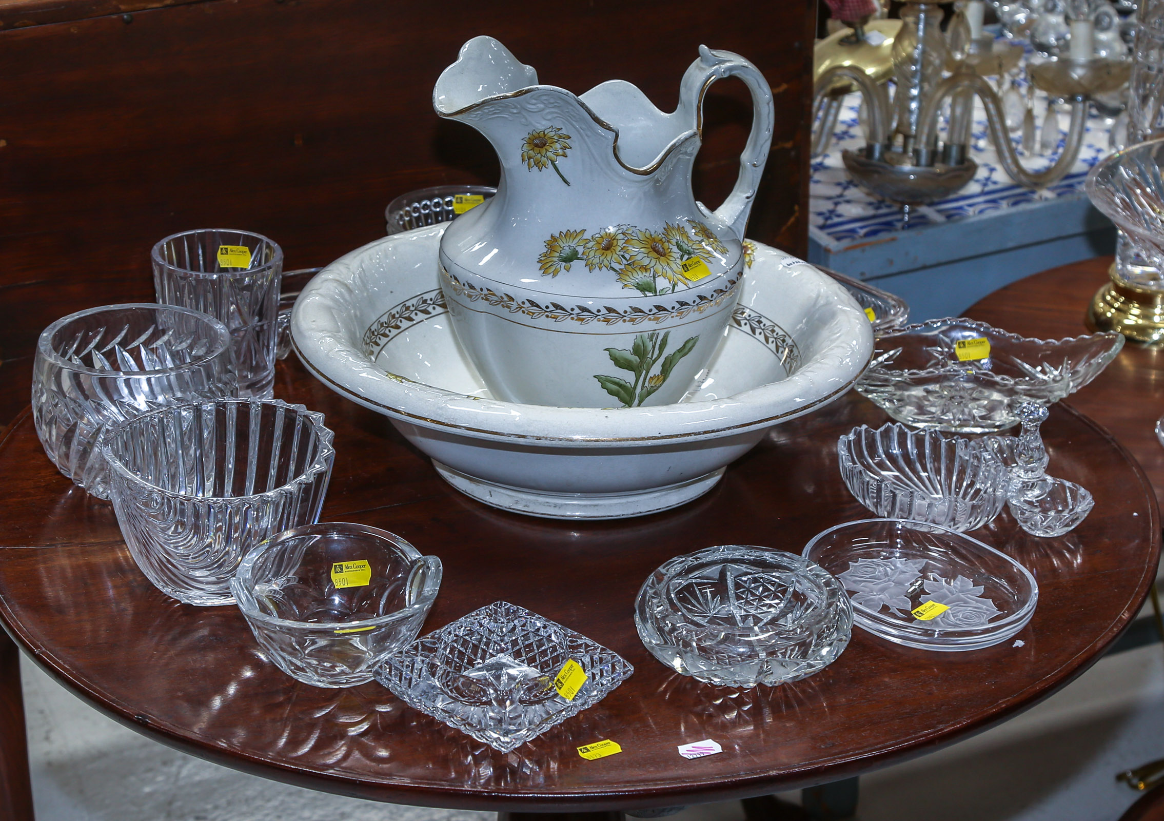 LARGE GROUP OF DECORATIVE GLASSWARE